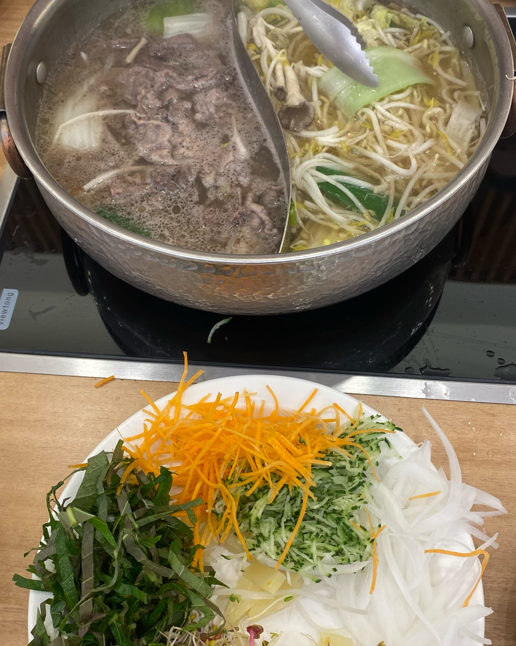 샤브샤브 좋아하시면 함 드셔보세요 손님 모시고 가기 좋은 곳 입니다. 맛도 있고 정길하게