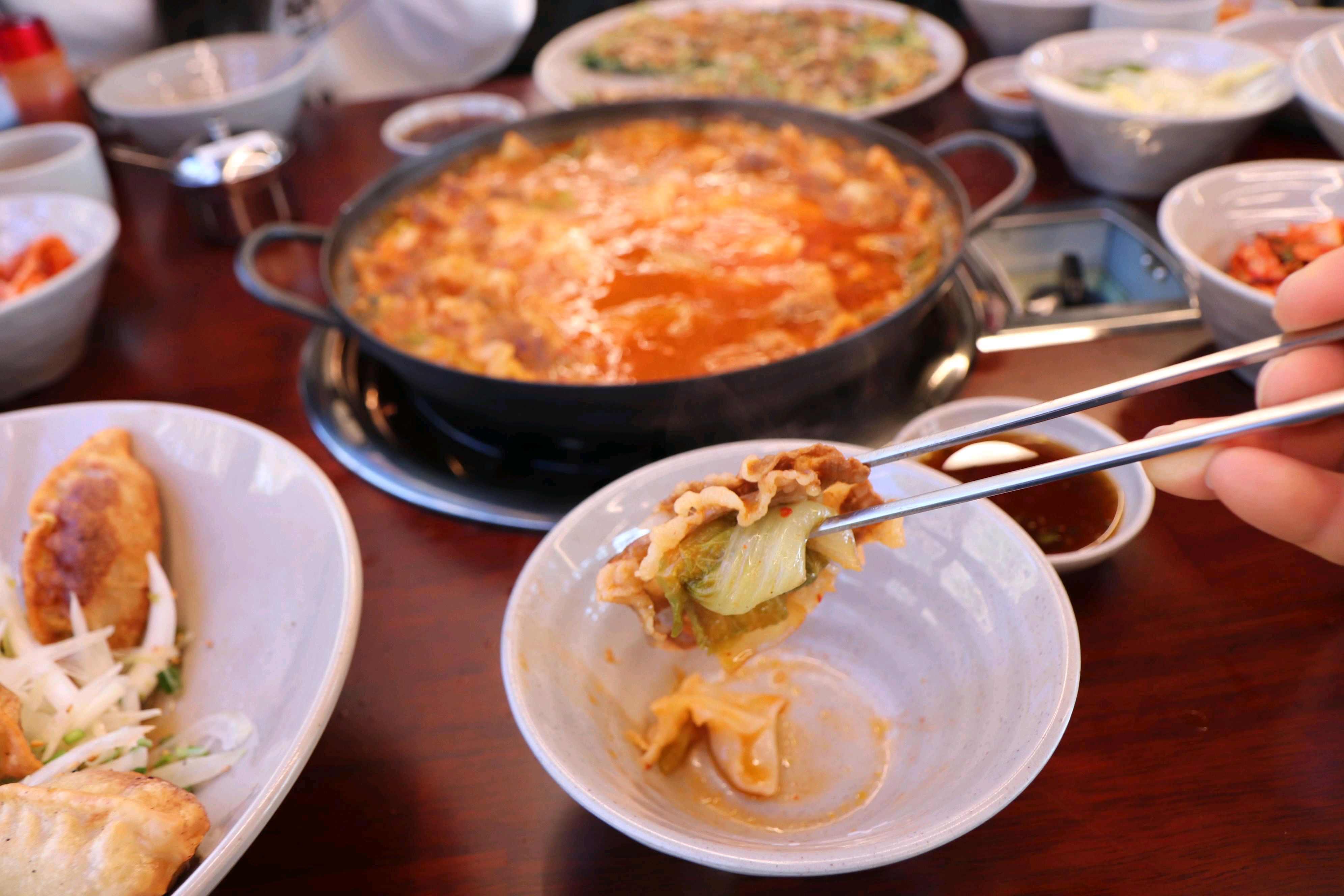 넉넉하게 차 댈 공간이 있어서 편하게 방문했어요~ 칼국수 국물 진하고 맛있어서 매번 만족스