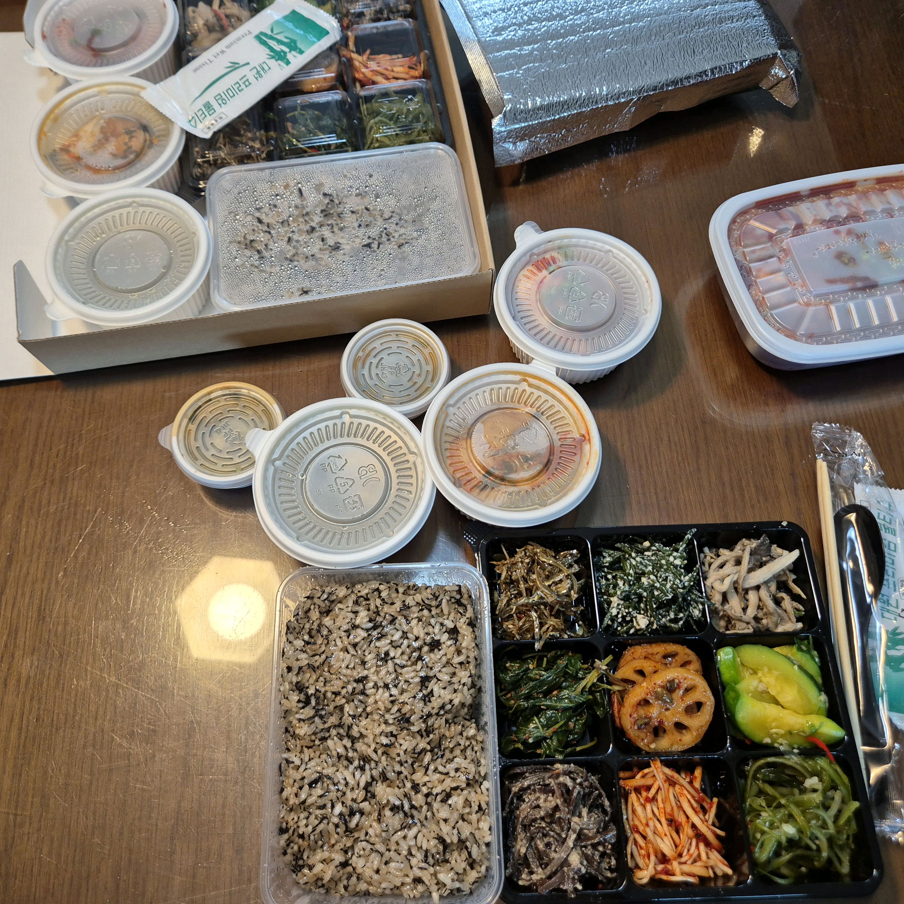 외식은 안 좋아하시는 엄마가 유일하게 잘 드시는 둥지톳밥. 도시락, 양념꽃게 포장해서 엄마