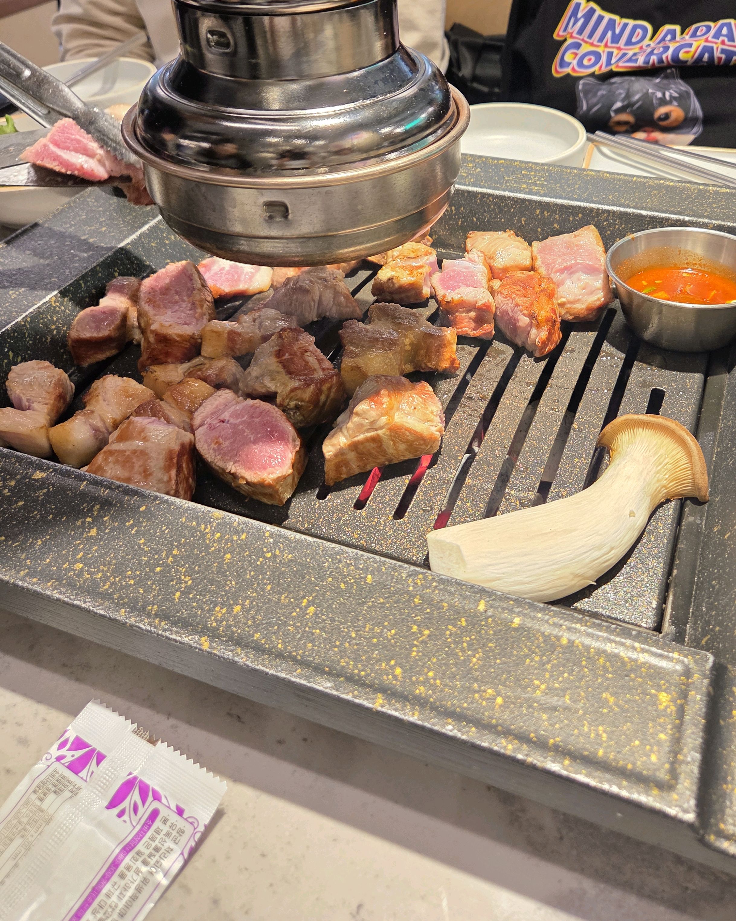 가족모임으로 예약없이 왔는데 인테리어가 깔끔하고 고기가 맛있고 반찬도 맛있어요. - 용인 맛집 목돈72 용인기흥구청점