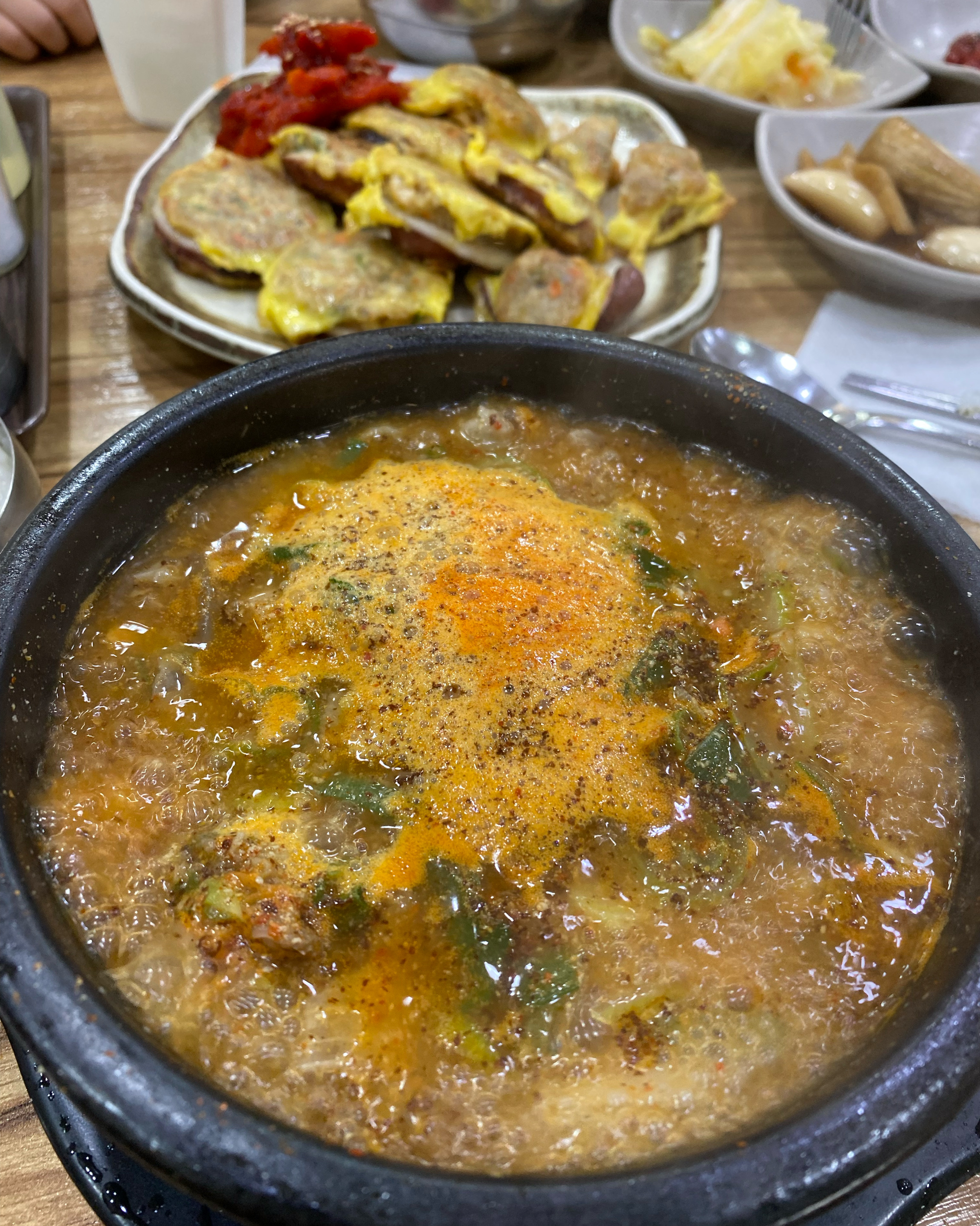 아바이 순대국 진짜 맛있고 명태회무침이랑 같이 먹는 오징어순대는 미쳤어요!! 사장님께서 김