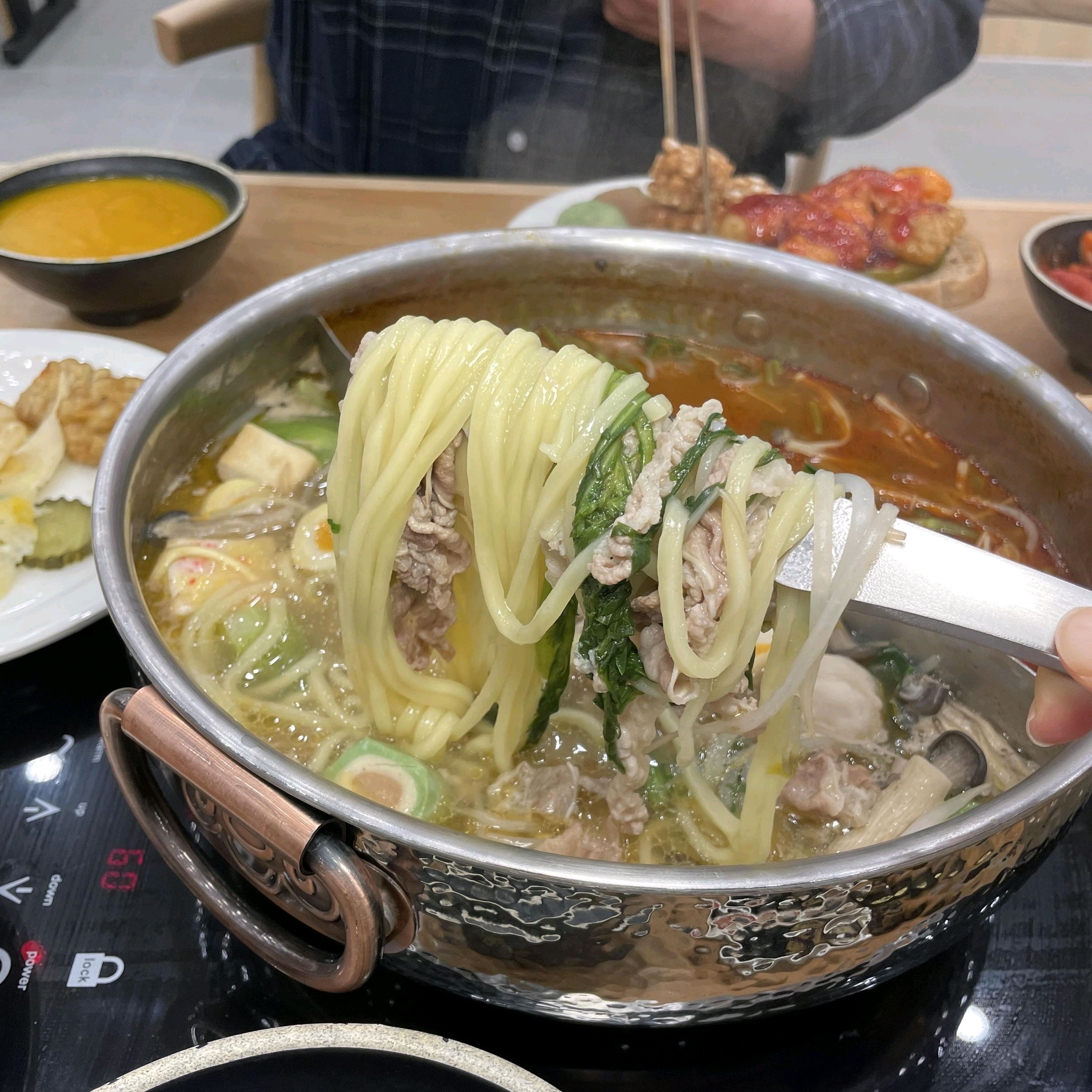 너무 만족스러운 샤브샤브 식당이네요 소고기 맛도 좋고 샐러드바에서 월남쌈이랑 디저트도 무제
