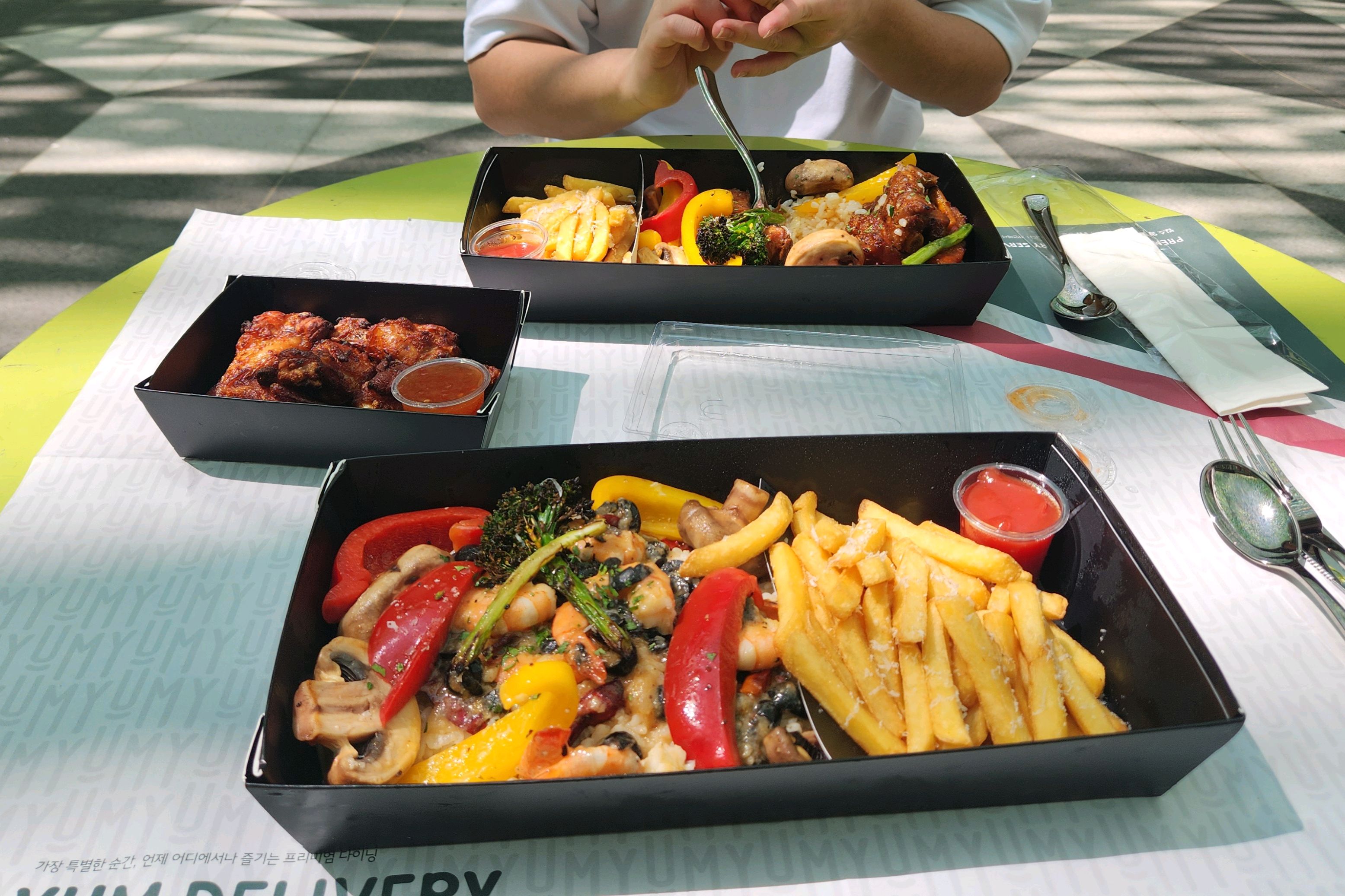 테이크 아웃으로 주문해 봤는데 야외에서 먹기 좋아요. - 테크노파크역 맛집 빕스 송도점