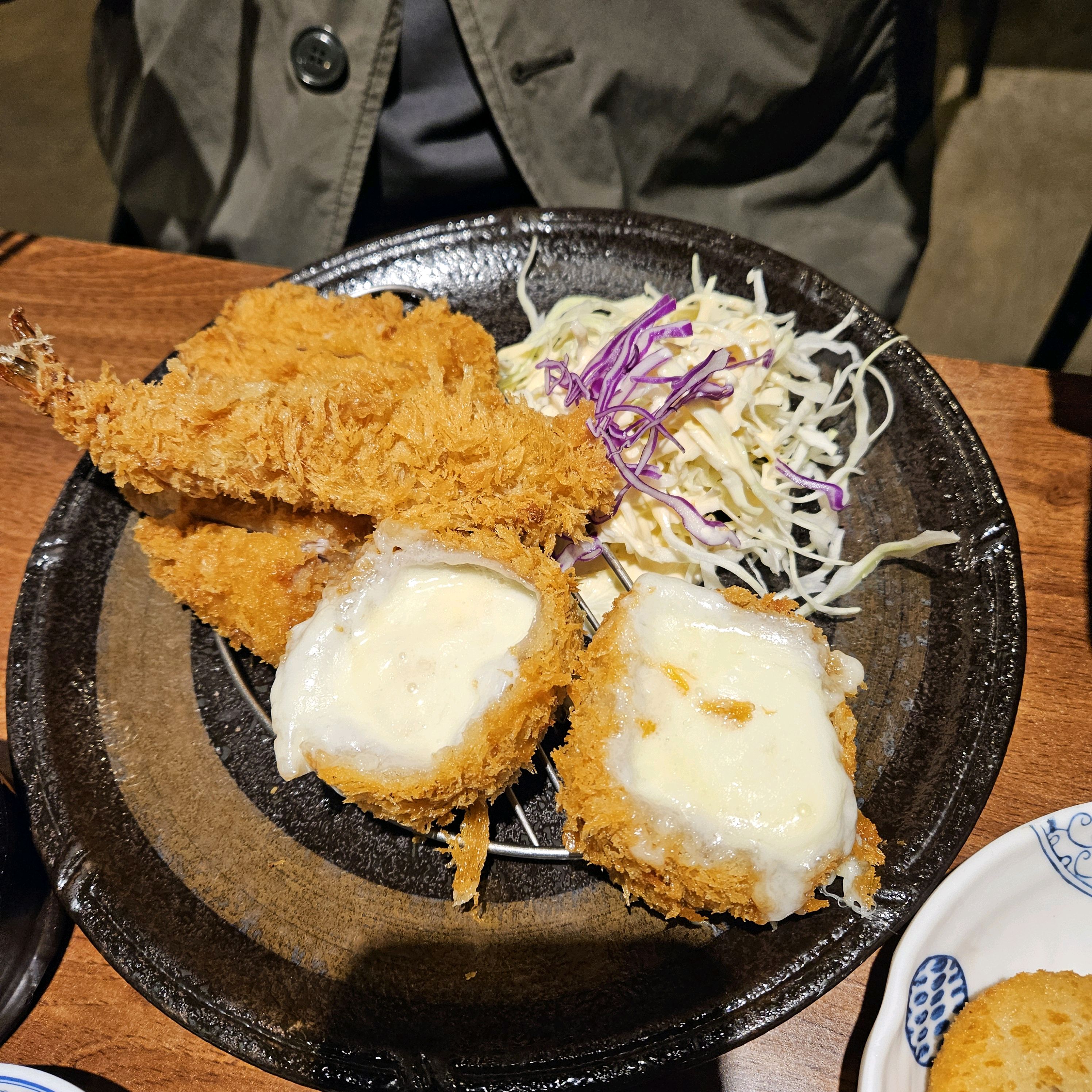 아이들과 방문했습니다 주차장도 넓고 저녁때 방문하니 나름 운치도 있고 좋네요~당연히 음식도