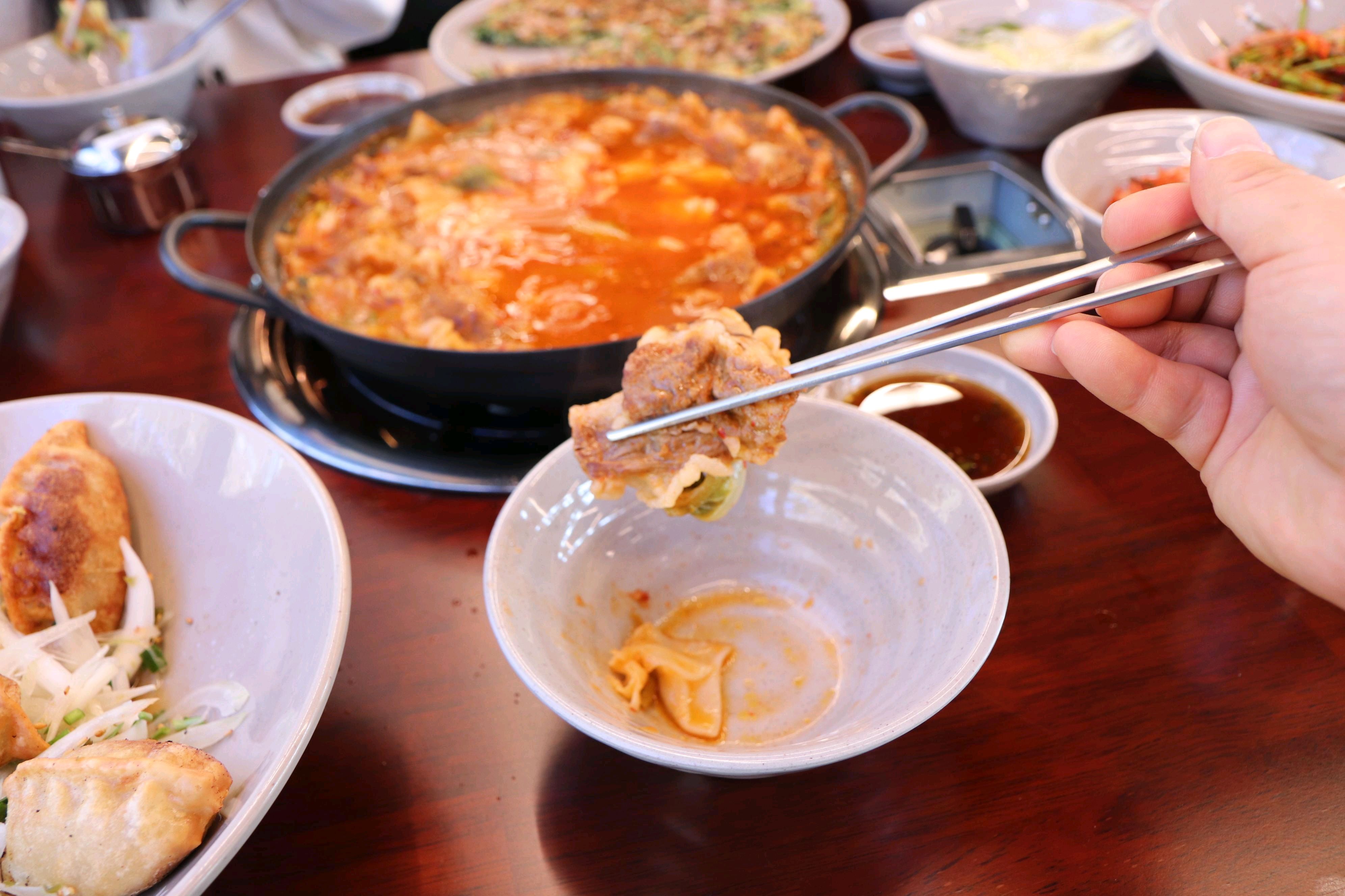 처음 방문했는데 면발이 정말 좋았어요~ 특히 굵기와 식감이 딱 맞게 조화로워서 국물 맛도 