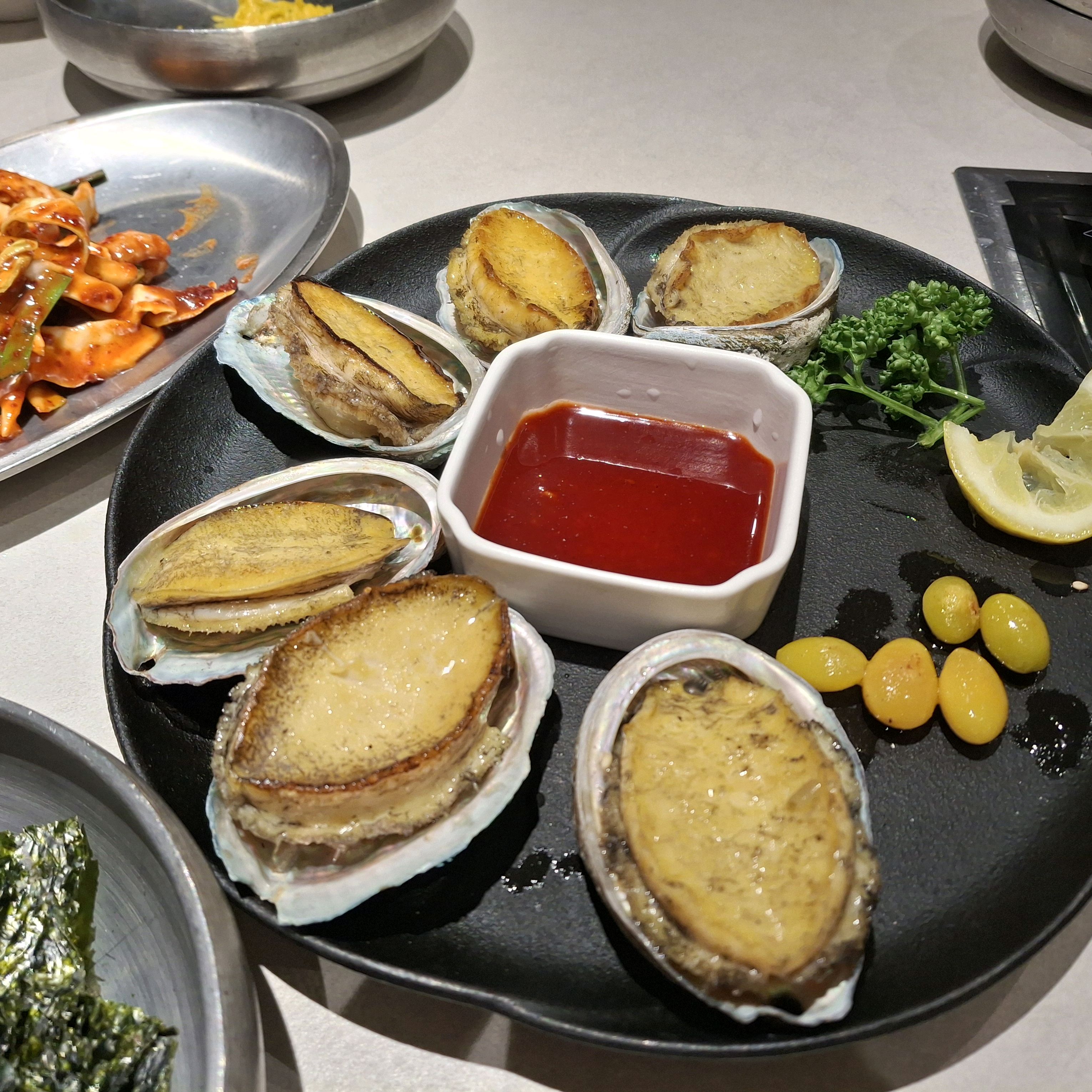 음식이 정갈하고 너무 맛있어요! 매장도 깨끗 하고 직원분들모두 너무 친절합니다! 수성못 오