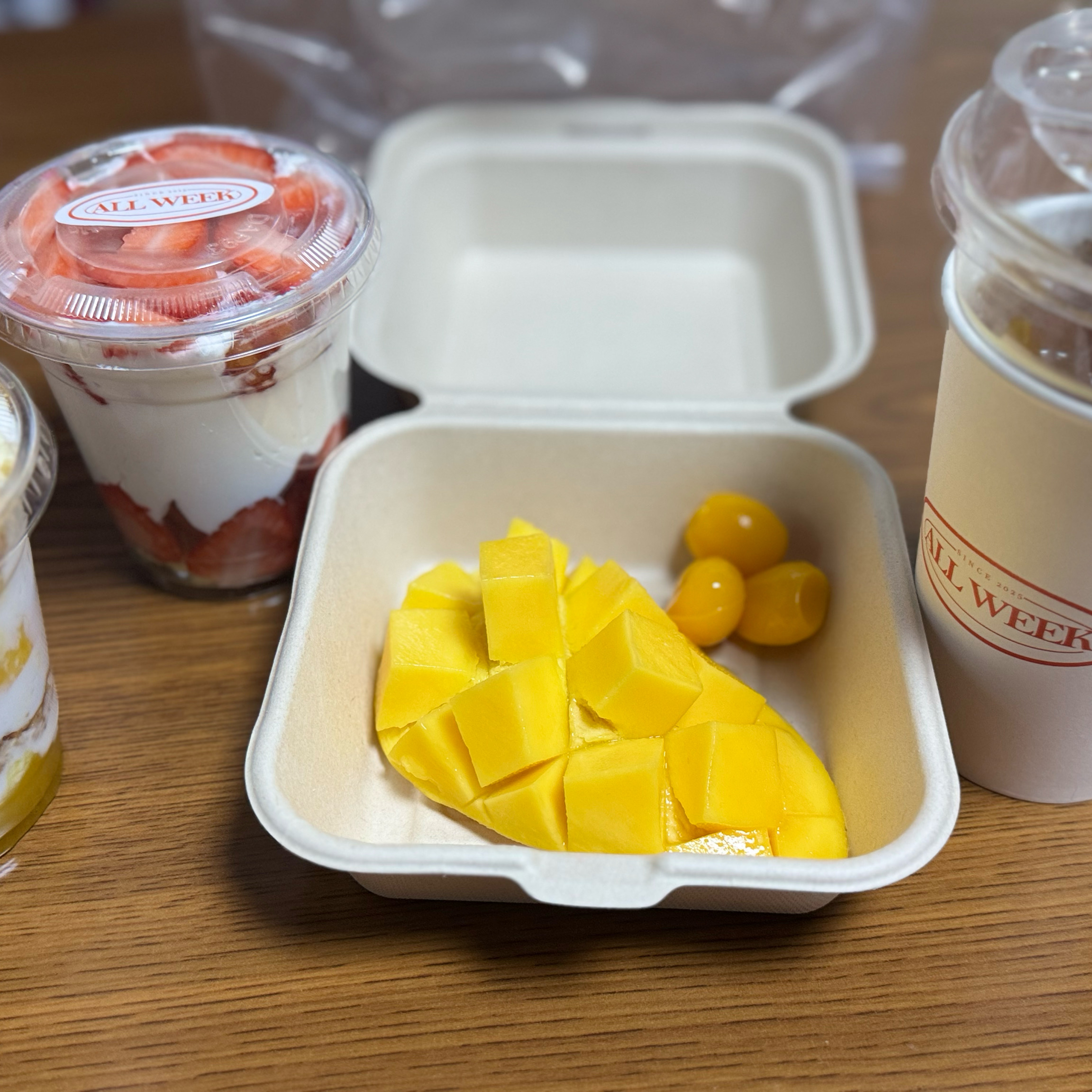 집앞이라 카페가 생긴지 얼마 안되어서 케잌이랑 파르페 포장해서 먹었는데 너무 맛있어서 주말