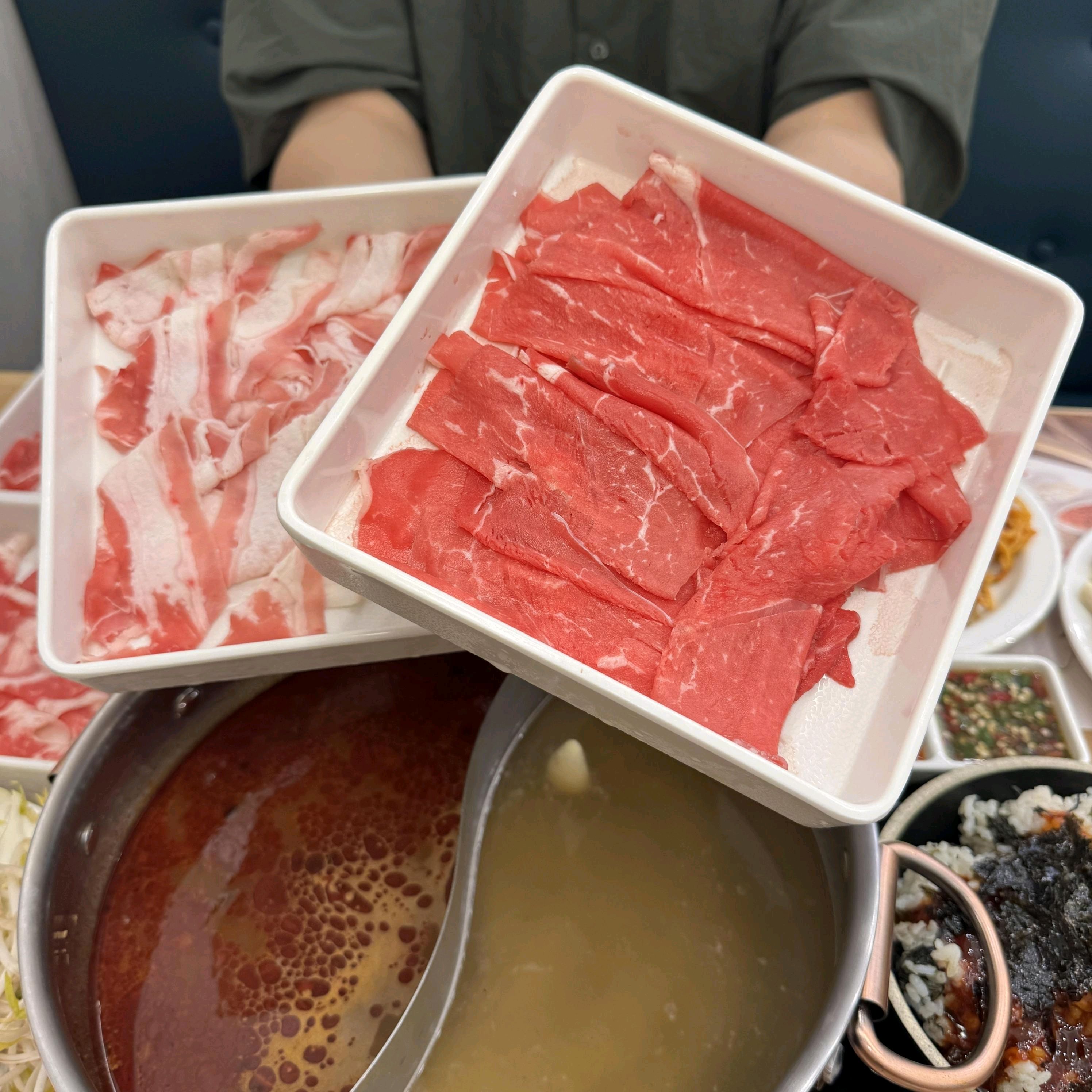 육수가 진하고 소고기 질이 좋아서 가족들과 함께 왔는데 모두 만족했어요 샐러드바 종류도 다