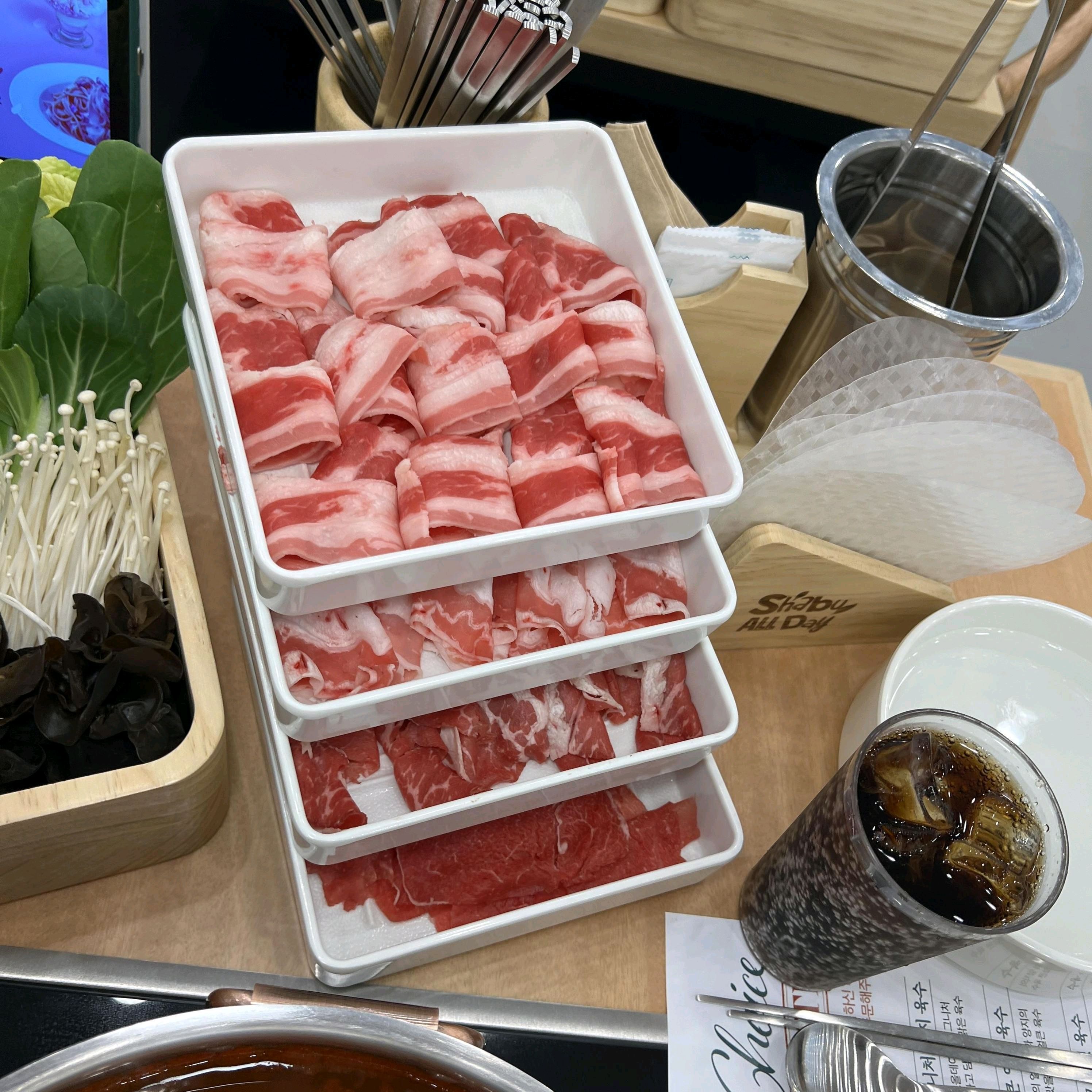 샤브샤브랑 월남쌈 다 맛있게 먹었어요! 샐러드바에서 신선한 채소도 마음껏 즐기고 든든하게