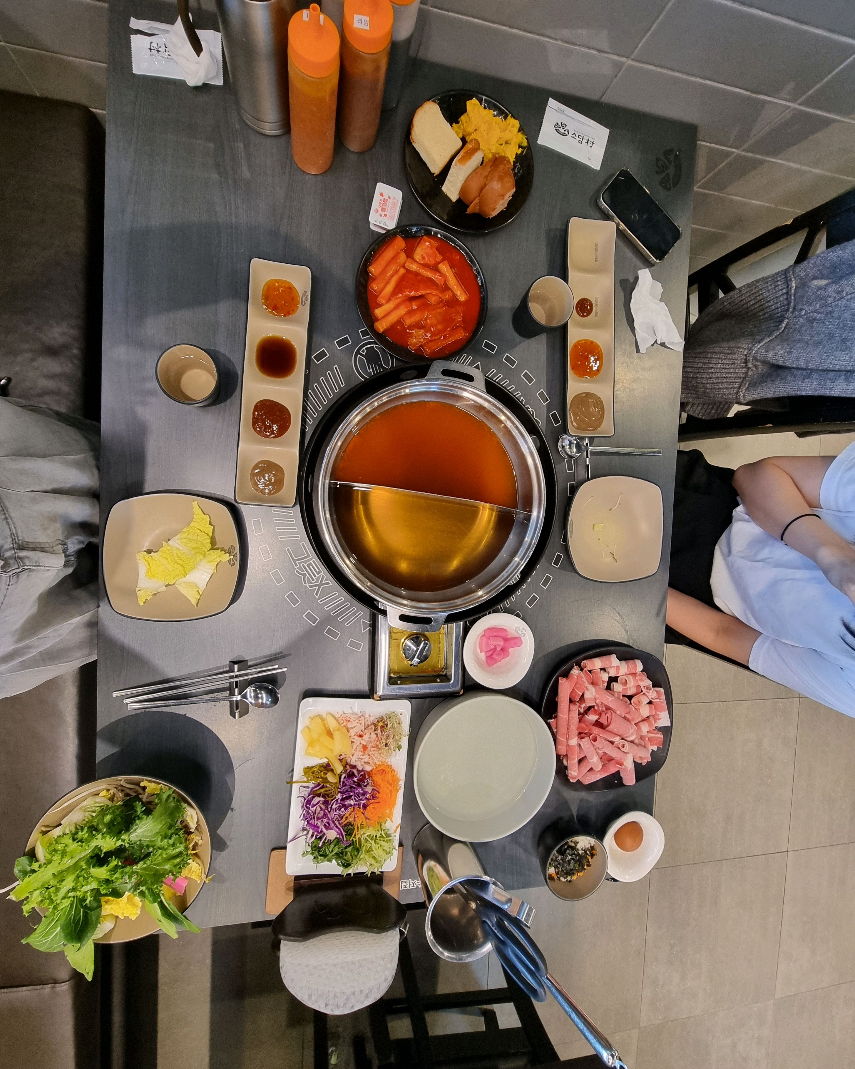 칭구랑 왔는데 넘 맛있게 배터지게 먹었어요 친구랑 샤브는 첨이라 입맛을 몰라서 좀 남겼어요
