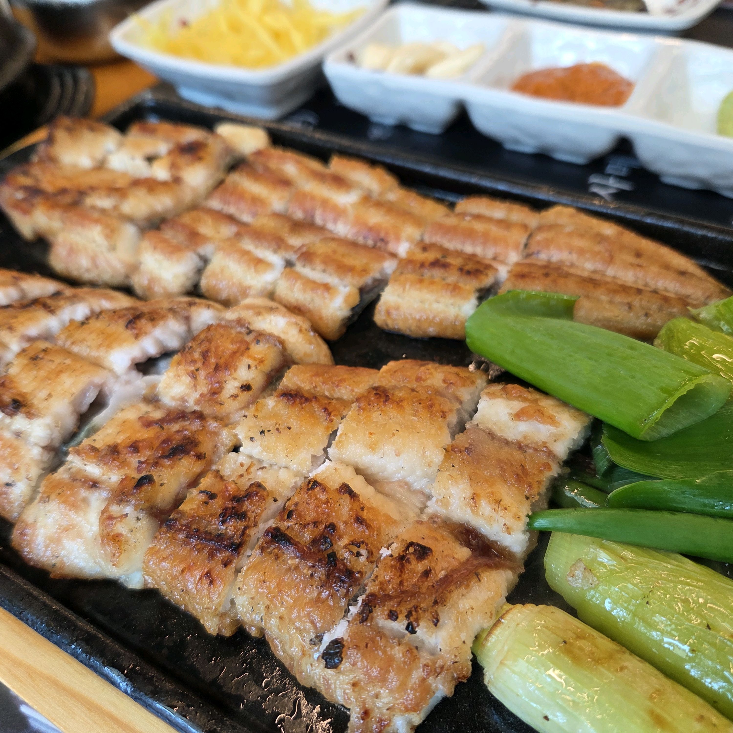밑반찬도 정갈하게 나오고 장어도 토실토실한게 - 권선동 맛집 이가네장어집