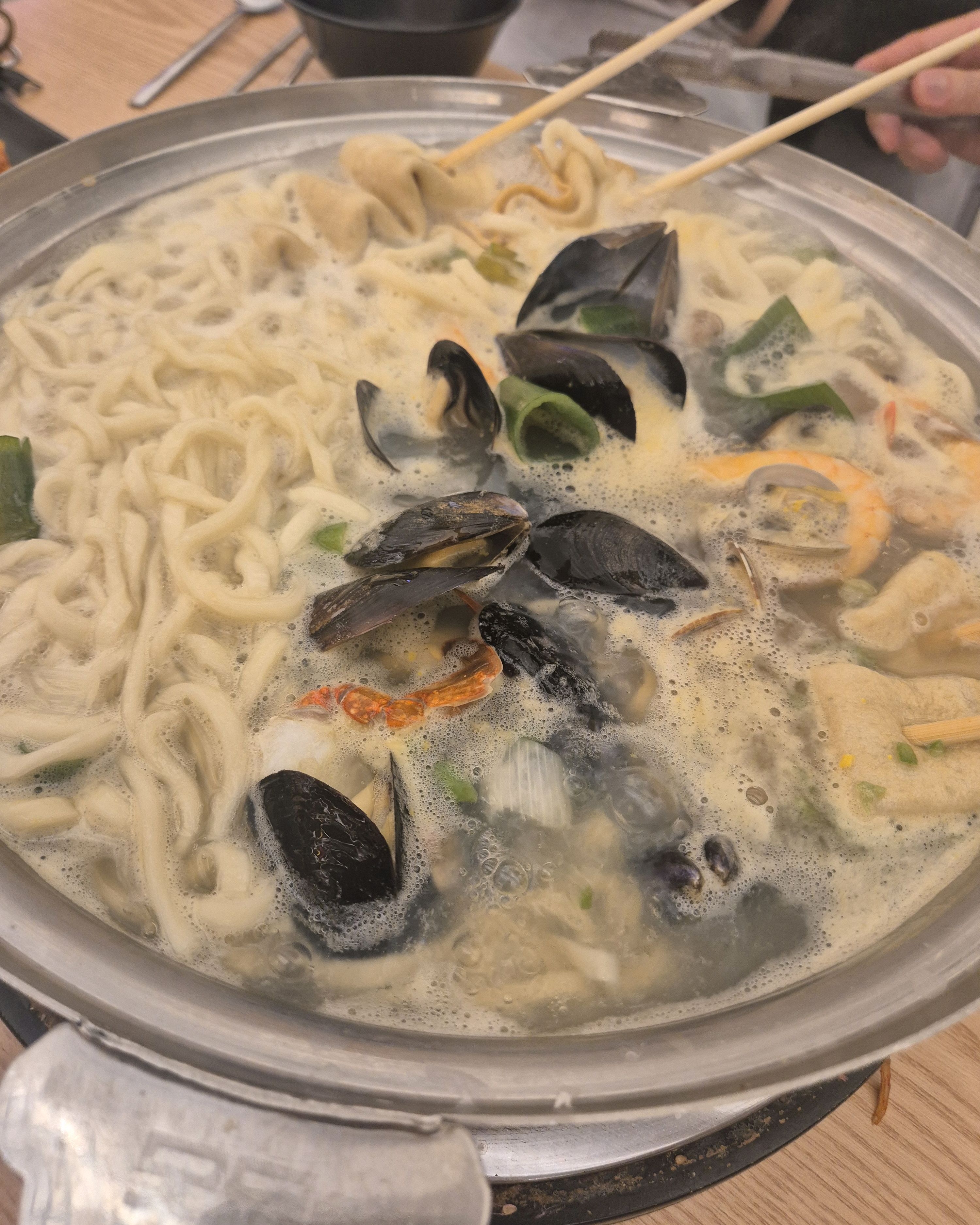 맛있어서 자주 옵니다~^^ 편하게 먹고 가기 좋고 직원분들도 친절하세요 - 불당동 맛집 궁전해물칼국수 천안불당점