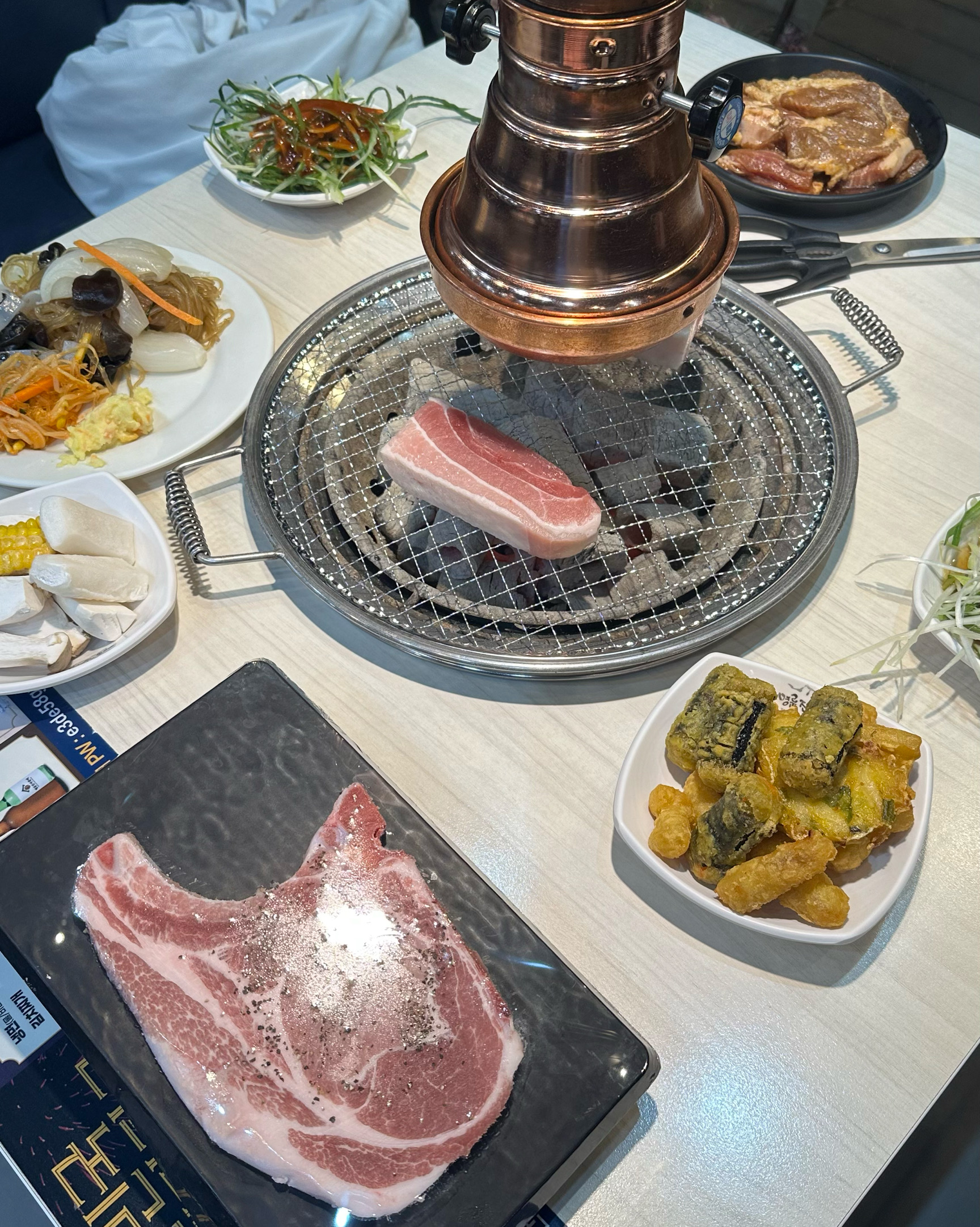 명륜진사 치고도 사람이 많아서 놀랐는데 튀김도 종류 많고 무엇보다 매장이 청결하고 직원분들