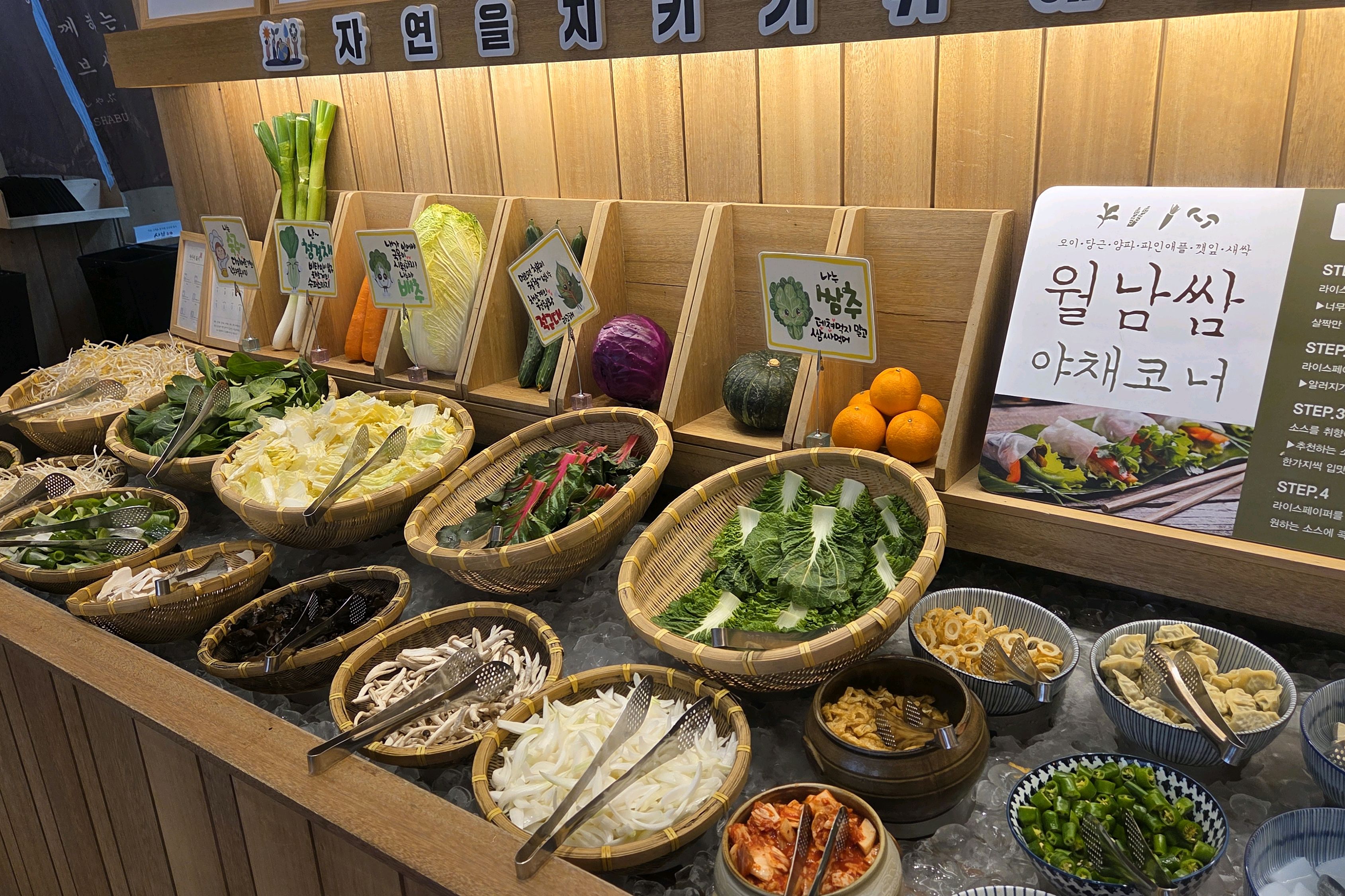 우연히 왔는데 너무 좋네요!! 무제한 샐러드바, 무제한 고기에 치킨,떡볶이등등 음식들도 있