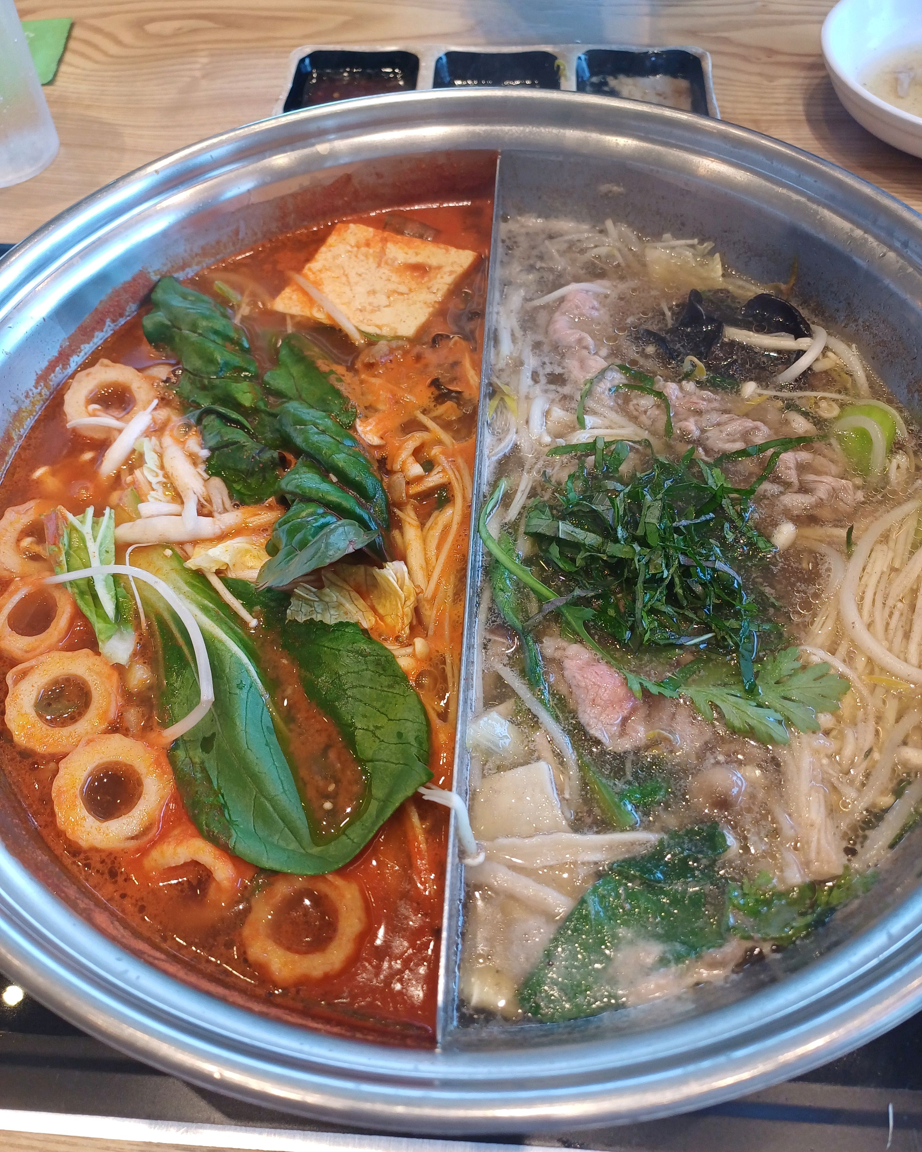 전화예약후 방문 통창 옆자리로 굿, 소고기 +가쓰오부시 맛있어요. 우동에죽까지..커피,아이
