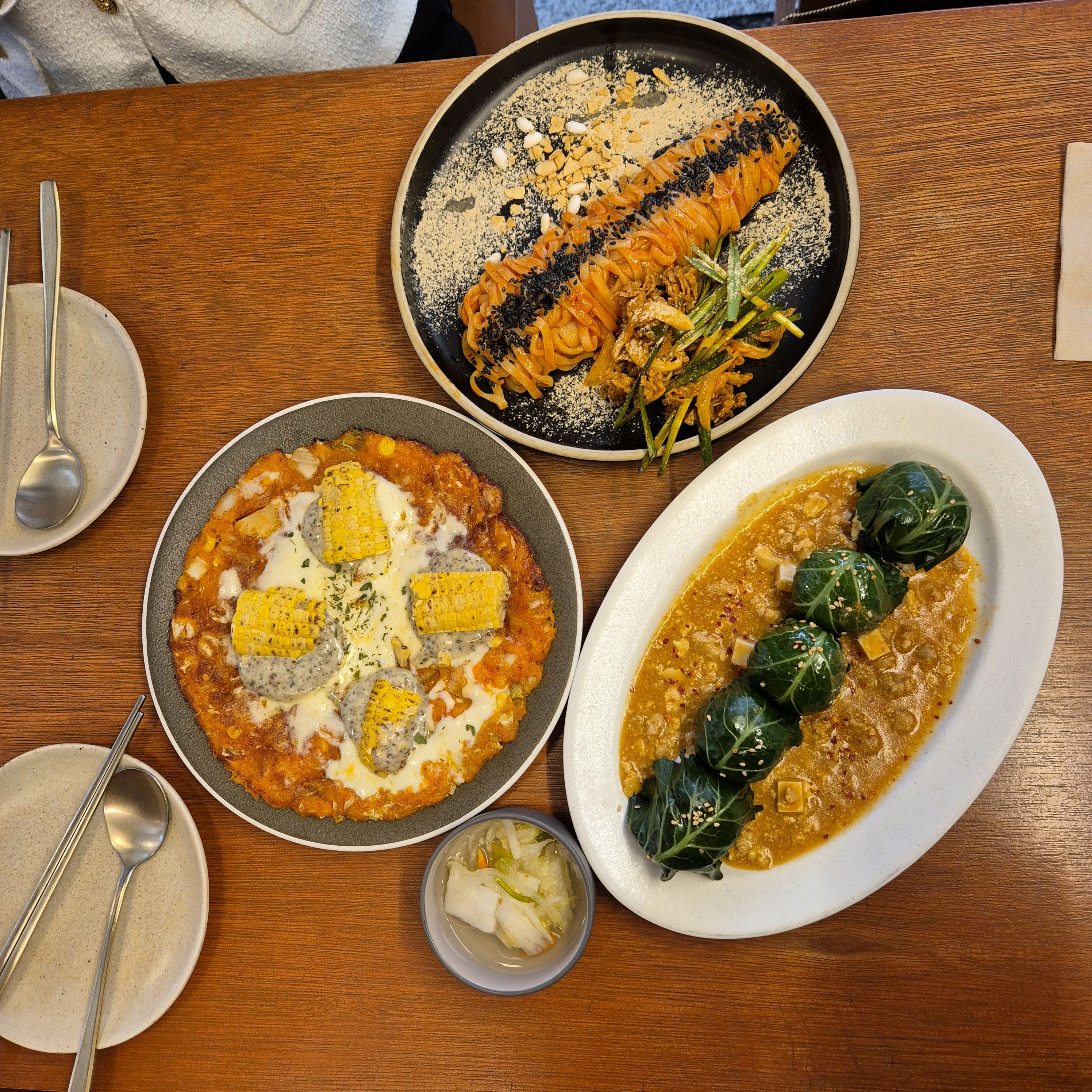 차돌박이 부추 칼비빔면, 옥수수 치즈 김치전, 돼지고기 강된장 쌈밥. - 종로 맛집 익선애뜻
