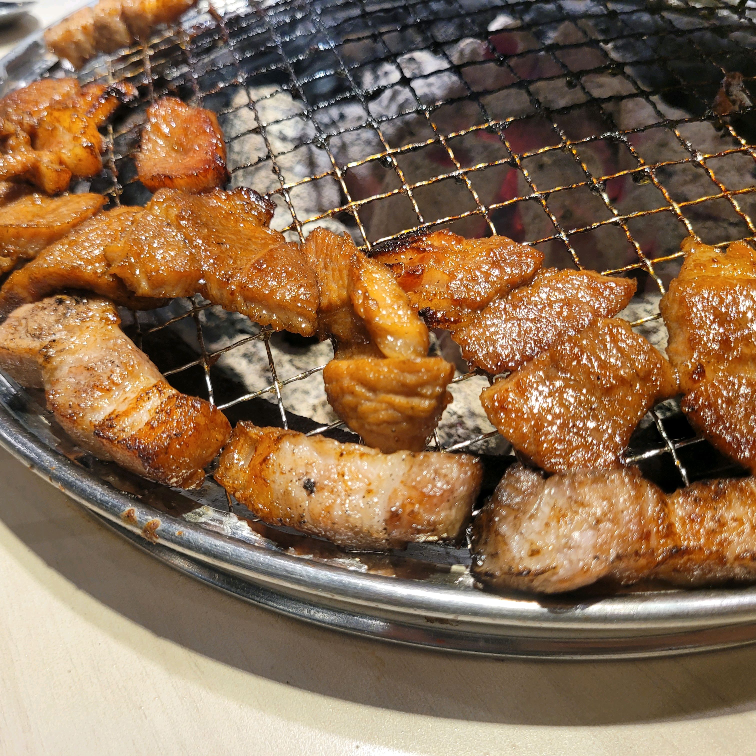 갈비도 맛있지만 삼겹살이 더 맛있어요!! 삼겹살에 양파절임 조합 고소하고 추천드립니다! - 역삼 맛집 명륜진사갈비 강남역삼점