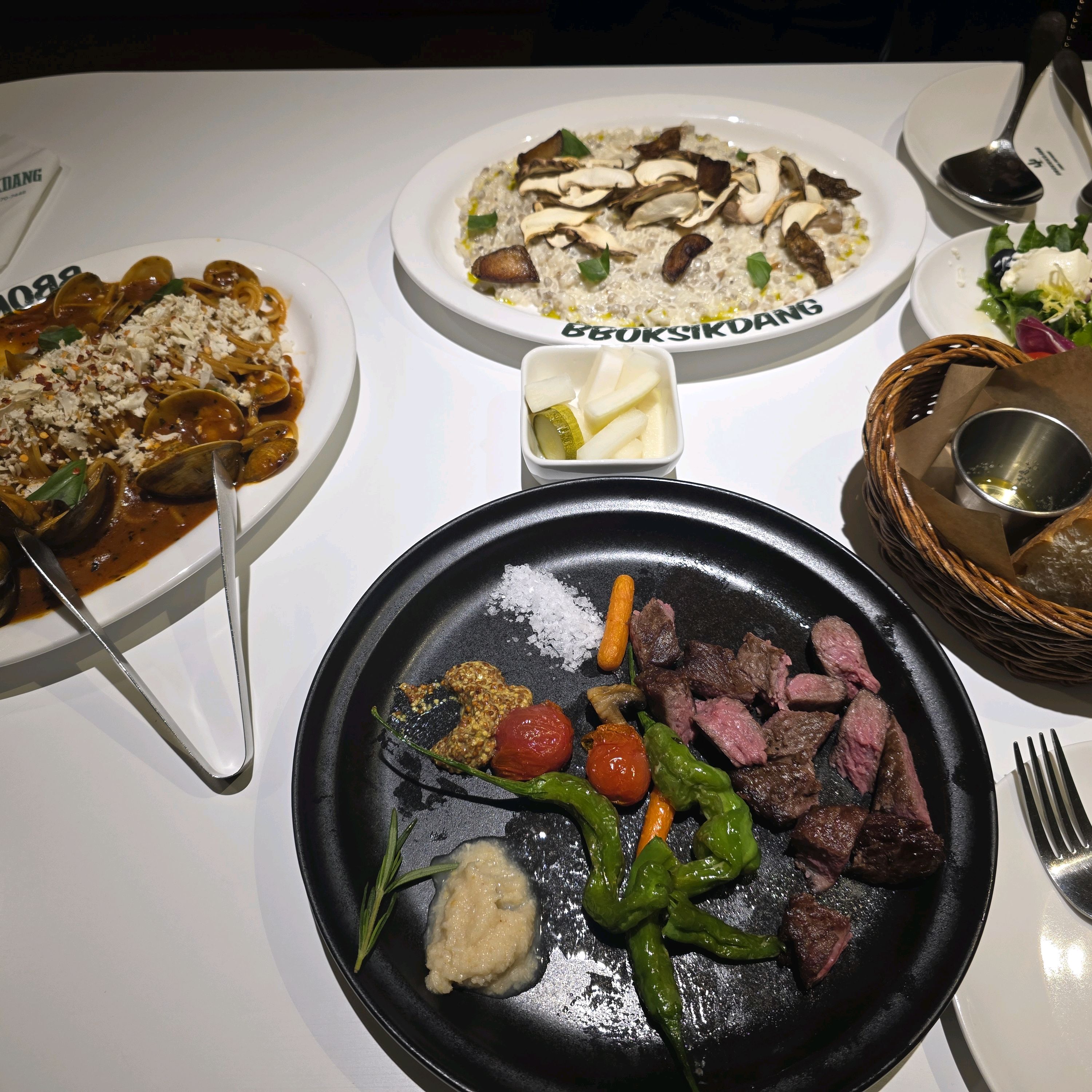 분위기가 참 좋고 직원분들도 친절하셔서 음식도 맛있게 잘 먹었습니다. 다음에도 종종 방문하