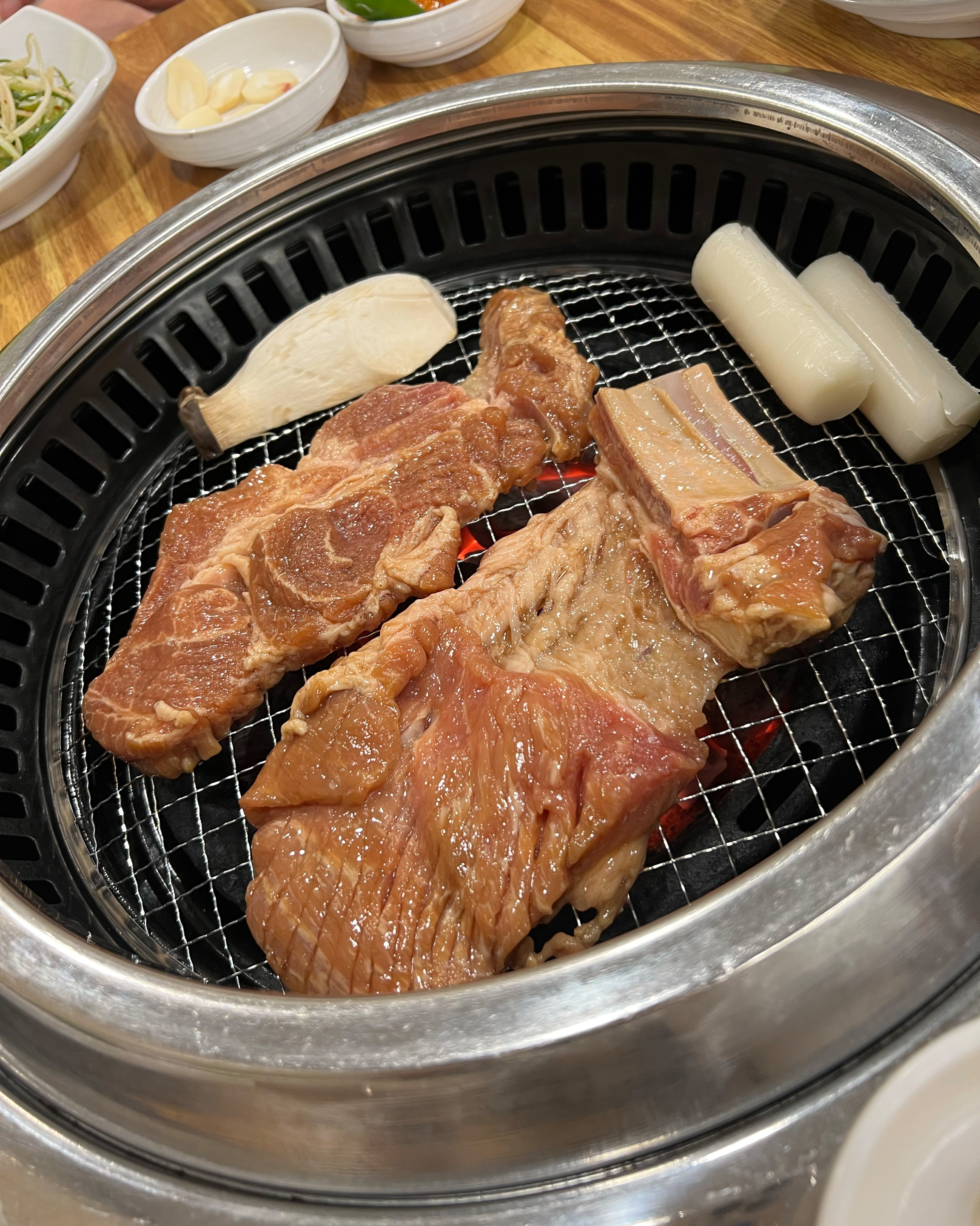 아이가 태어나고 고기집을 못가다가 이러다 안되겠어 맛있는 갈비를 먹고자 써치하다 솔가갈비를