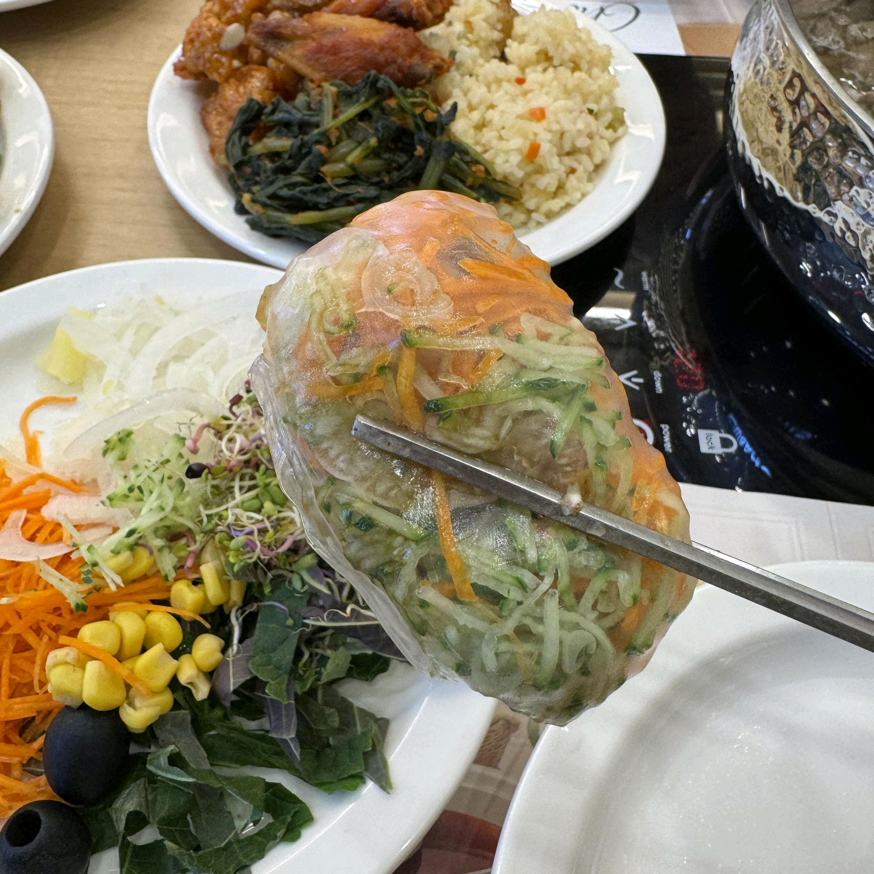 여기 와서 샤브샤브 배터지게 먹었네요. 샐러드바도 잘 되어있고 리버스탭도 구비되어 있어서