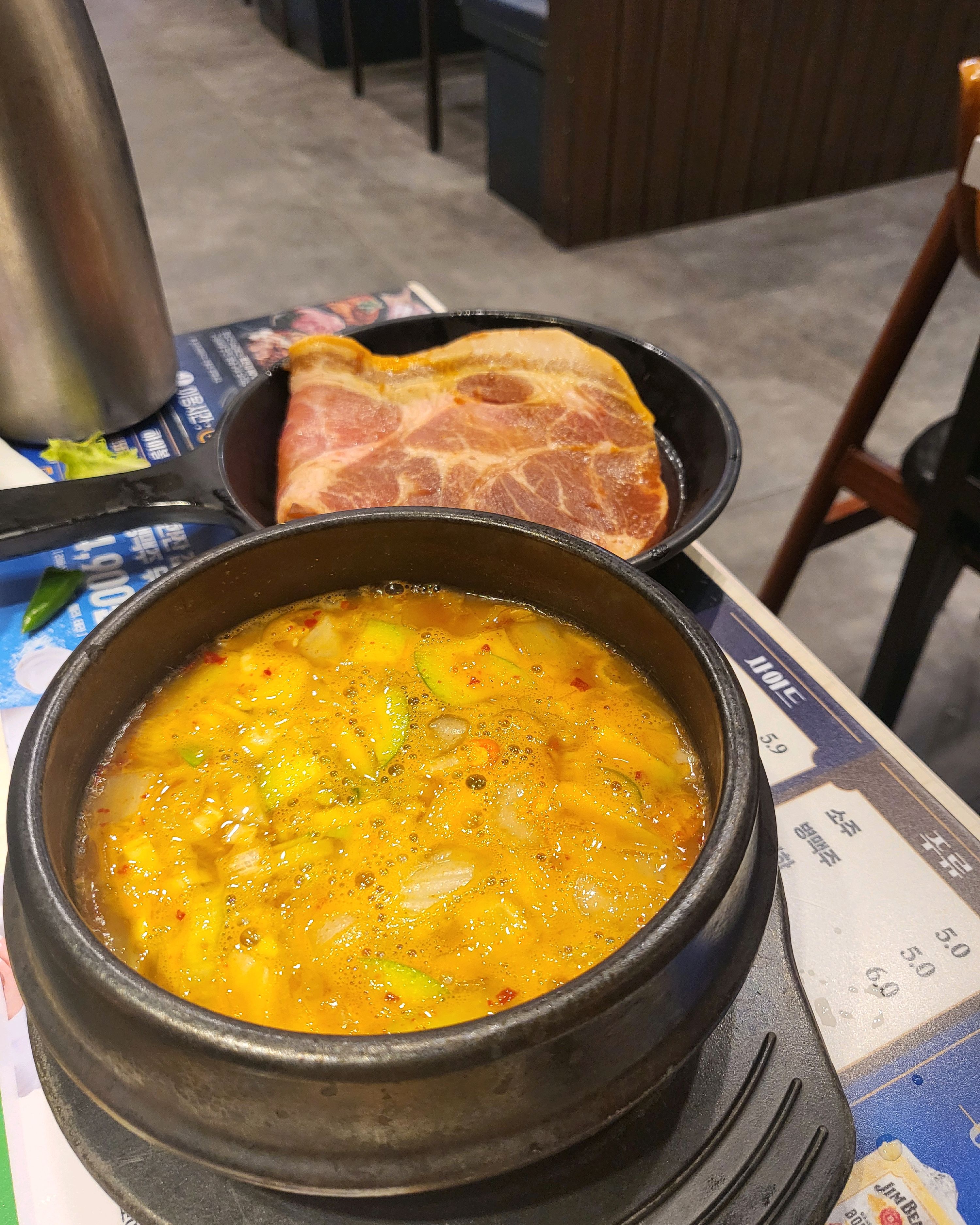 숯불향 가득한 양념갈비 무한리필이라 맛있게 배 터지게 먹었어요. 고기 질도 괜찮고 된장찌개