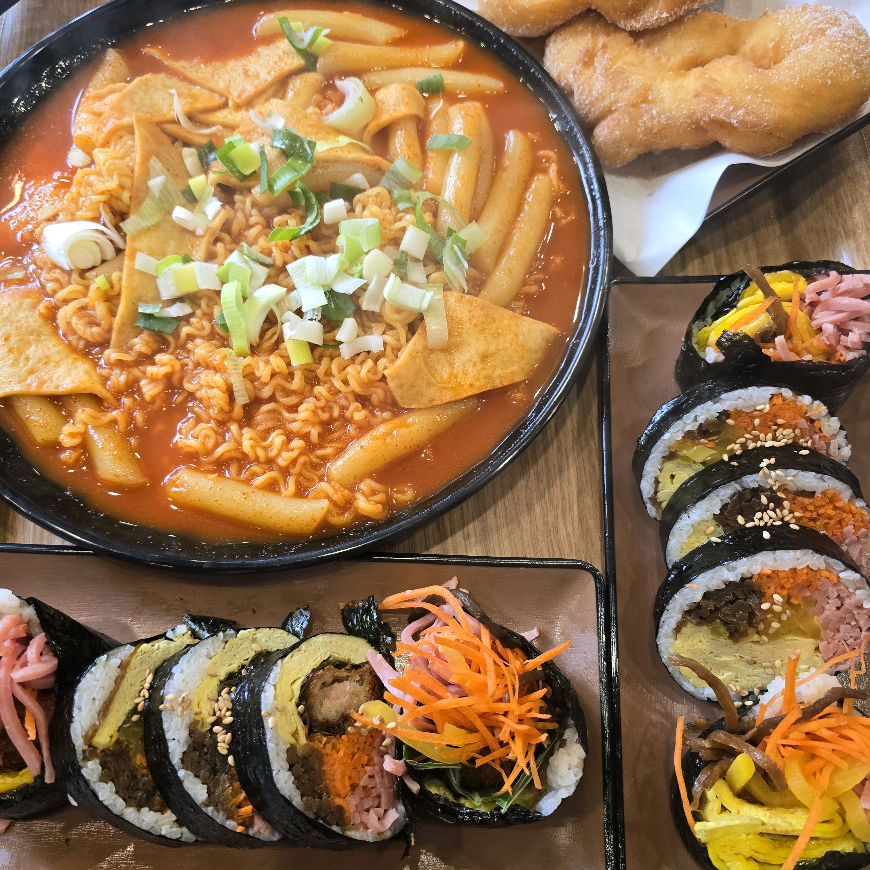 김밥 엄청 크고 맛있어요! 김밥이 정말 팔뚝만합니다 라볶이도 맛있습니다~ - 구월동 맛집 법대생 팔뚝김밥