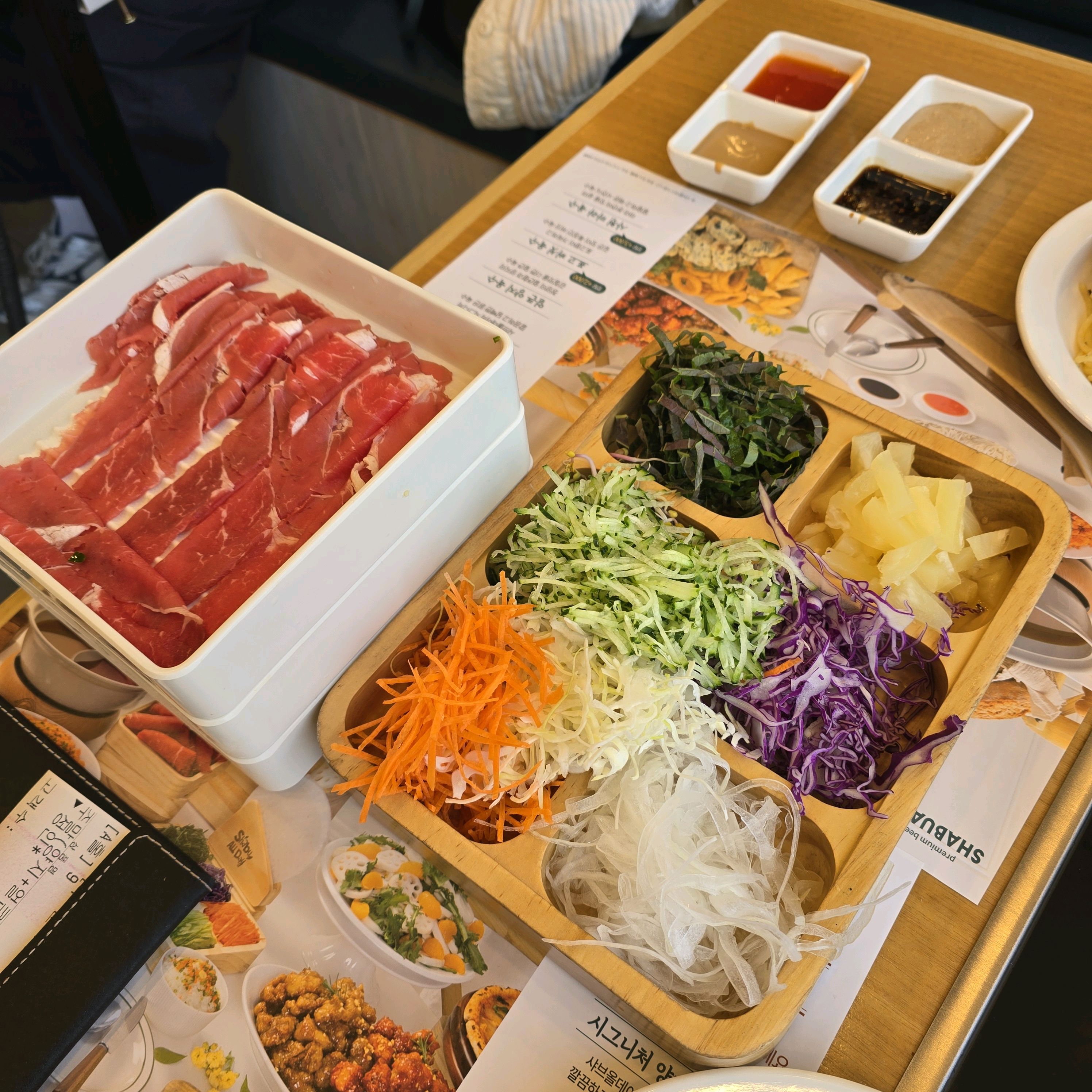 고기도 신선하고 육수 시원하고 메뉴가 많고 맛있어요! 오징어튀김 김말이도 잘먹었어요! - 울산 동구 맛집 샤브올데이 울산동구점