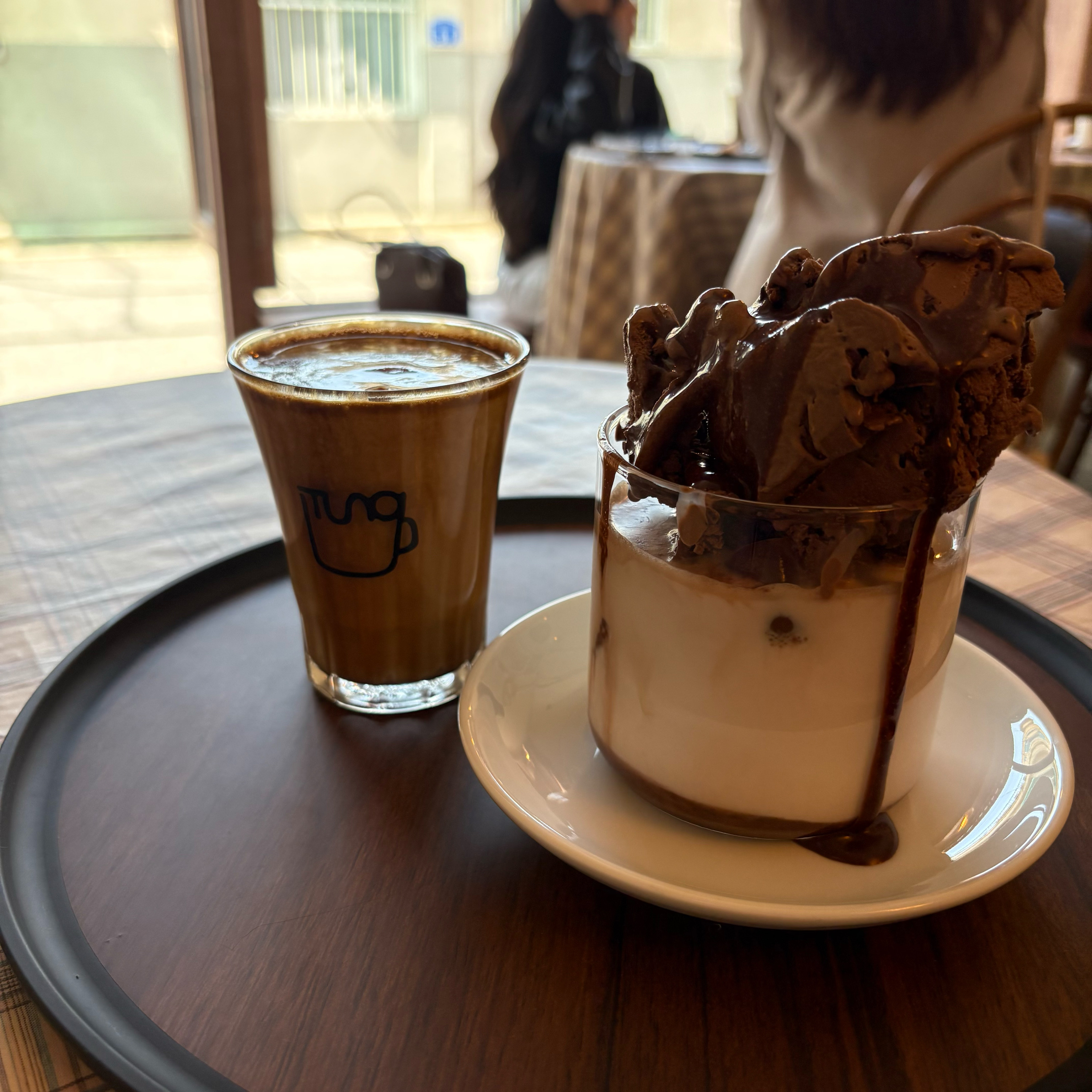비쥬얼도 좋고 맛도 너무 좋아요! 카페에서 아이스초코만 먹는데 무척 맛있아요! - 망원동 맛집 카페텅 망원점