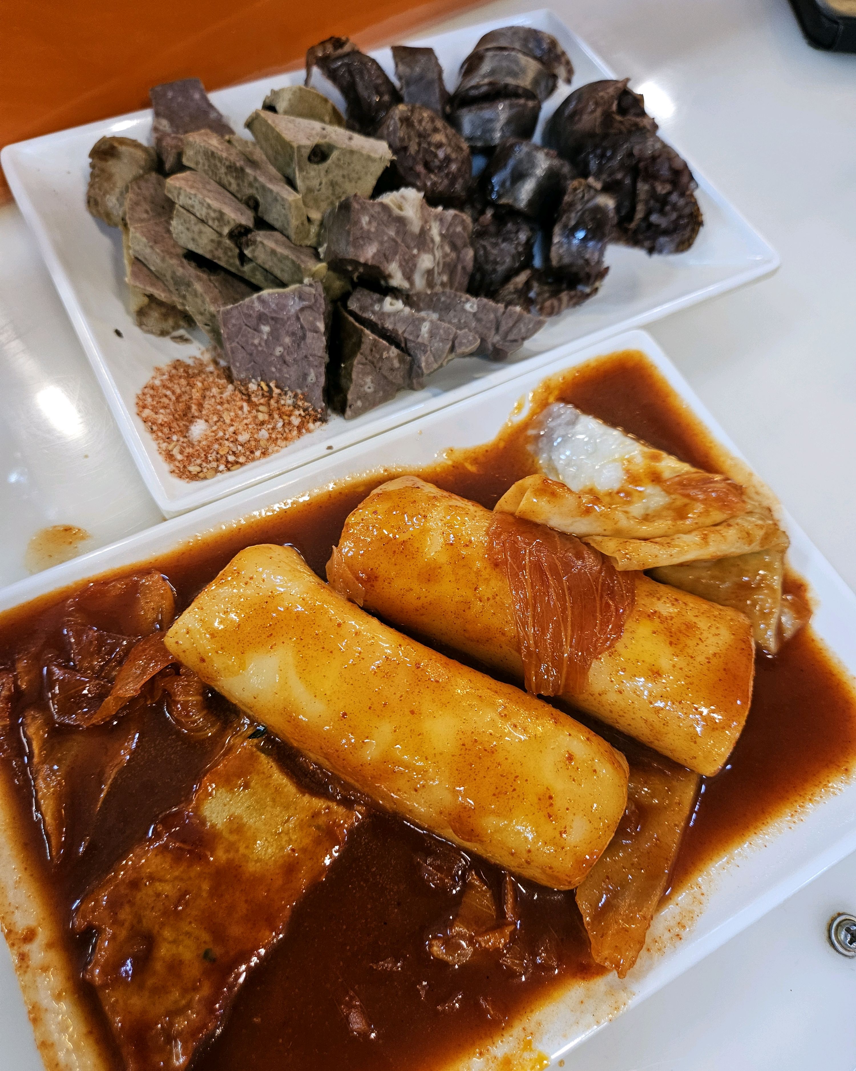 떡볶이와 만두 반반. 왕굵은 쌀가래떡이 입안 가득 씹히네요. 달달하고 맵지 않은 양념이 제