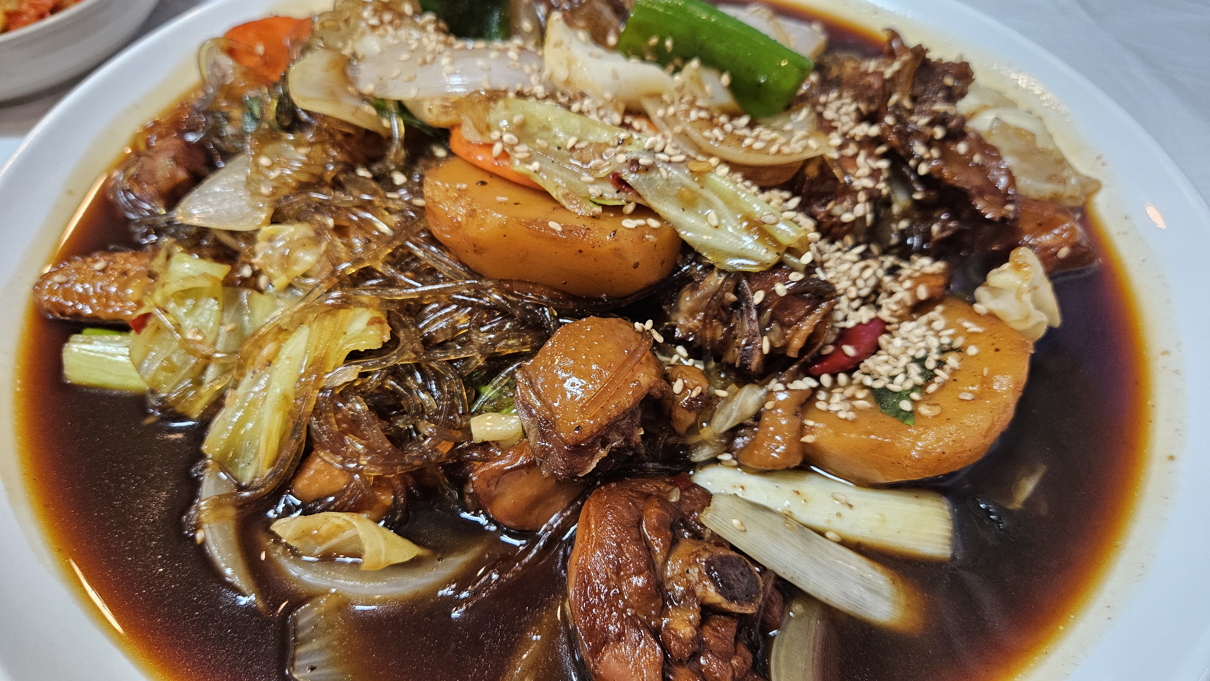 음식은 맛이 괜찮아요.. 다만 서울물가 뺨치는 가격.아니 서울보다 비싼 것 같아요.. 어른