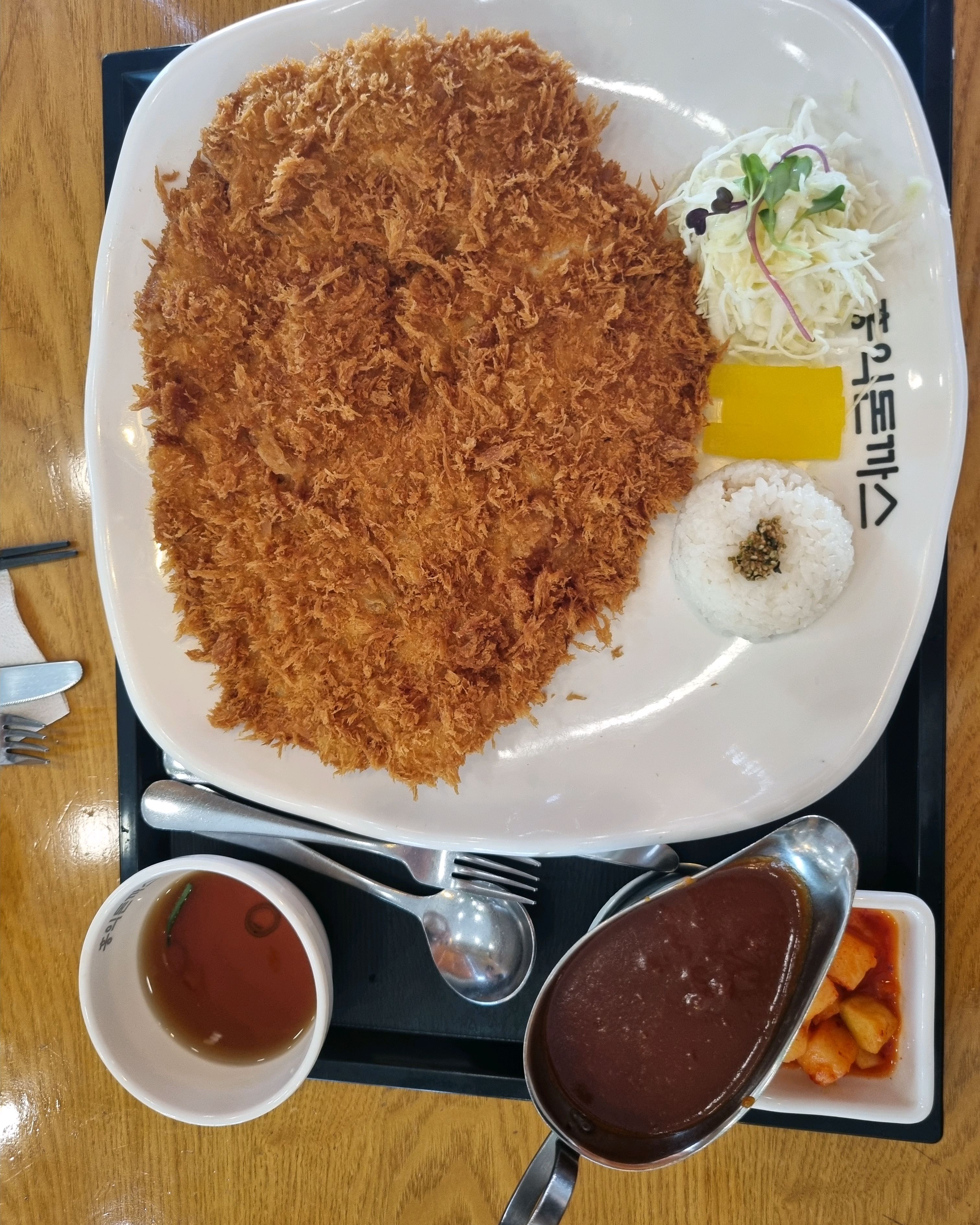 돈까스 바삭하고 맛있어요~ 엄청크구요~ 재방문하고 싶어요 - 영대 맛집 홍익돈까스 경산영대점