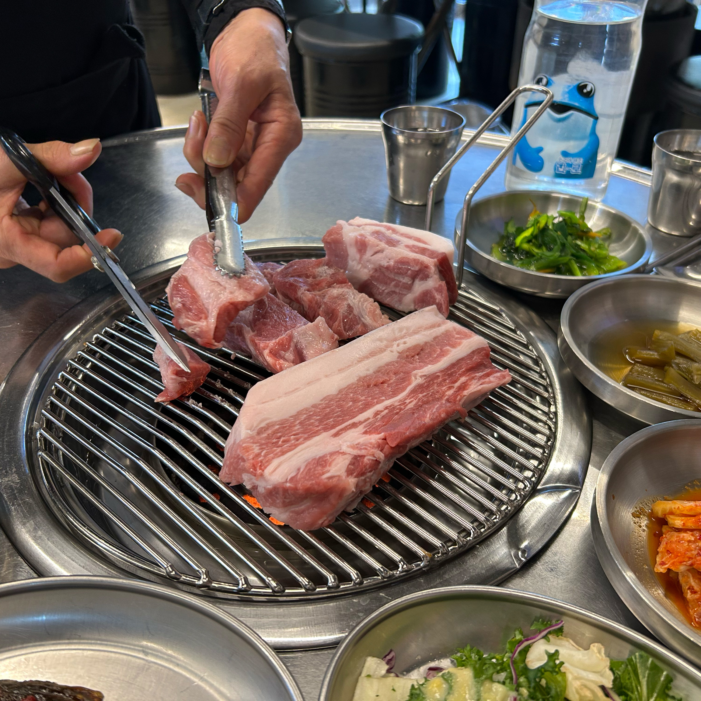 천호역에서 데이트하고 흑돼지 맛집 찾아갔는데 너무 맛있게 먹었습니다! 직원분들이 직접 구워