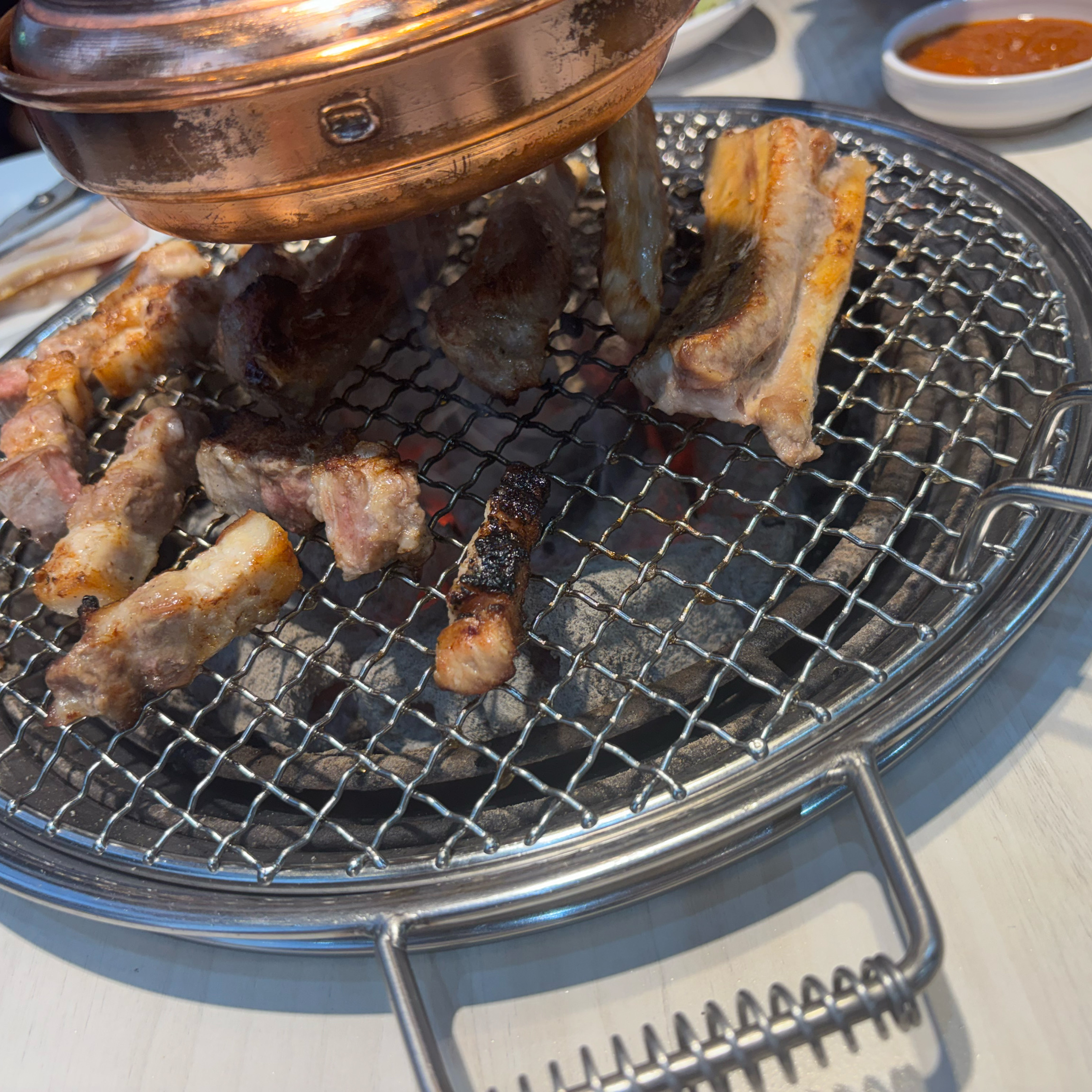 맛있고 양도 푸짐해요 시간도 여유있게 먹을 수 있어요 고기가 다양하고 샤브샤브도 맛있는거