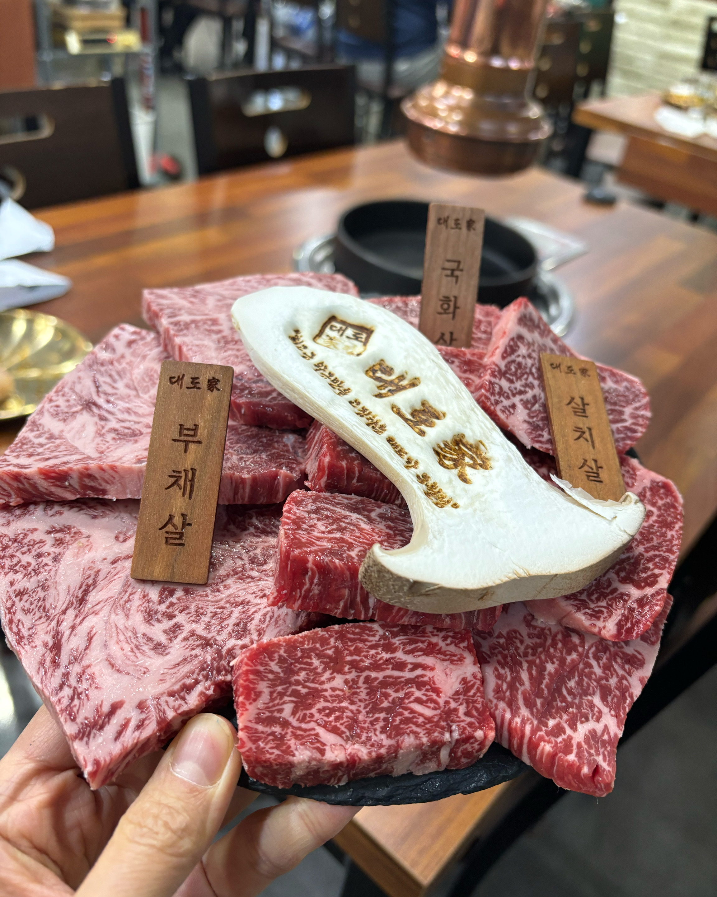 집 근처 소고기 집이에요. 처음 가보는 곳인데 사람들이 북적북적 정말 맛집이더라구요. 사장