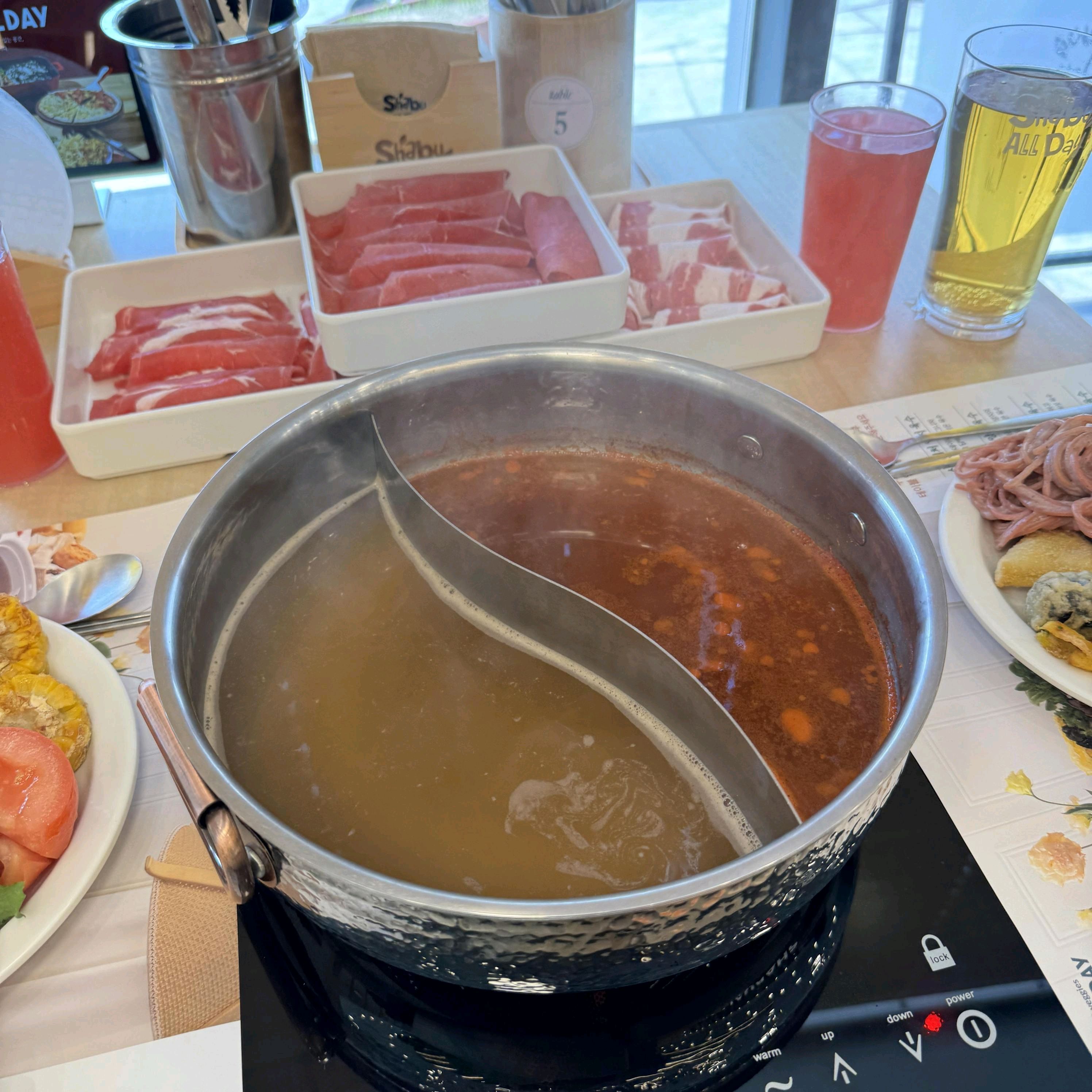 샤브샤브 국물이 깔끔하고 다양한 야채와 고기를 취향대로 넣어서 먹으니 계속 먹어도 질리지