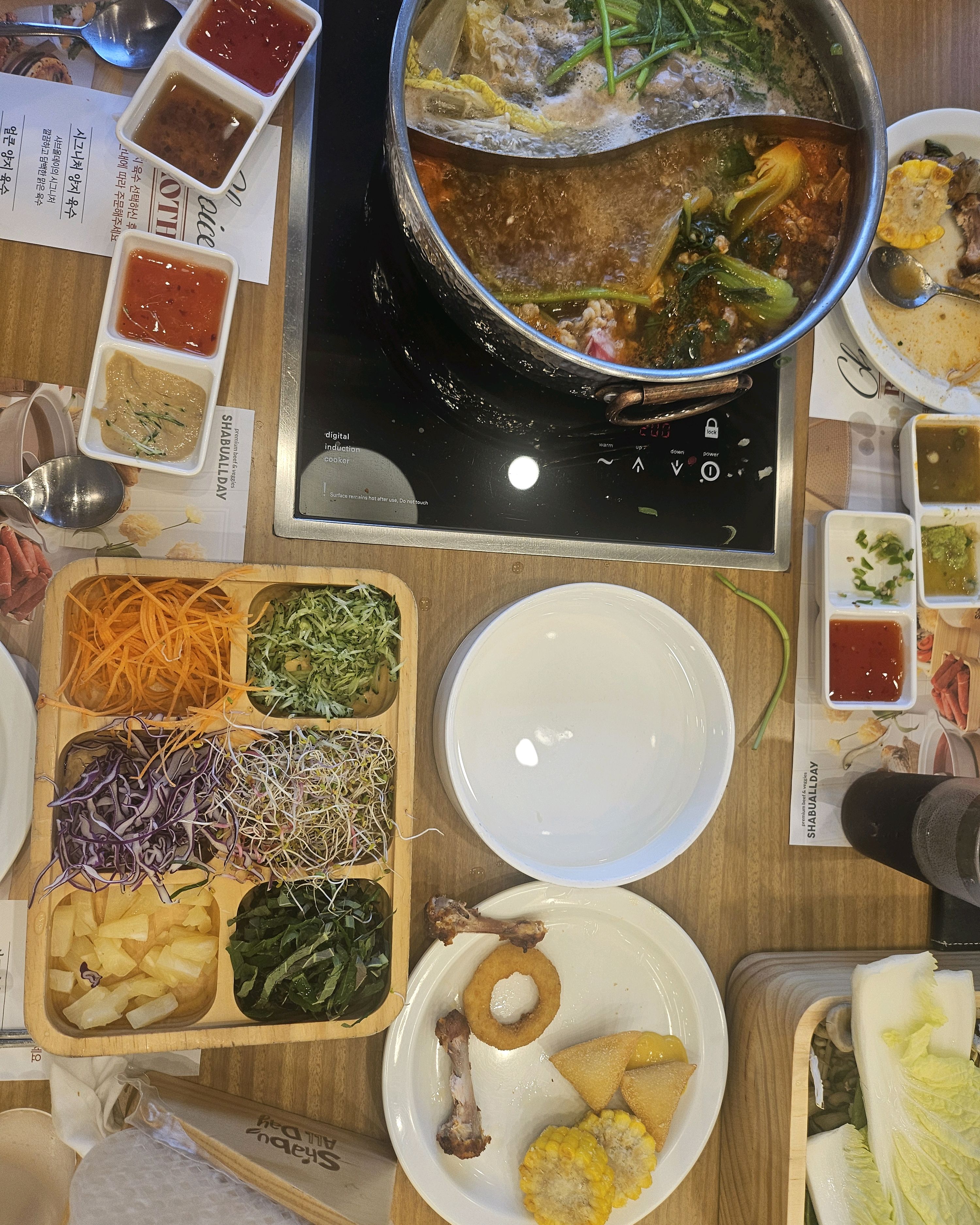 홀도 넓고 다양한 샐러드바 메뉴에 무제한이라서, 좋아요~ - 김해 장유 맛집 샤브올데이 김해장유점