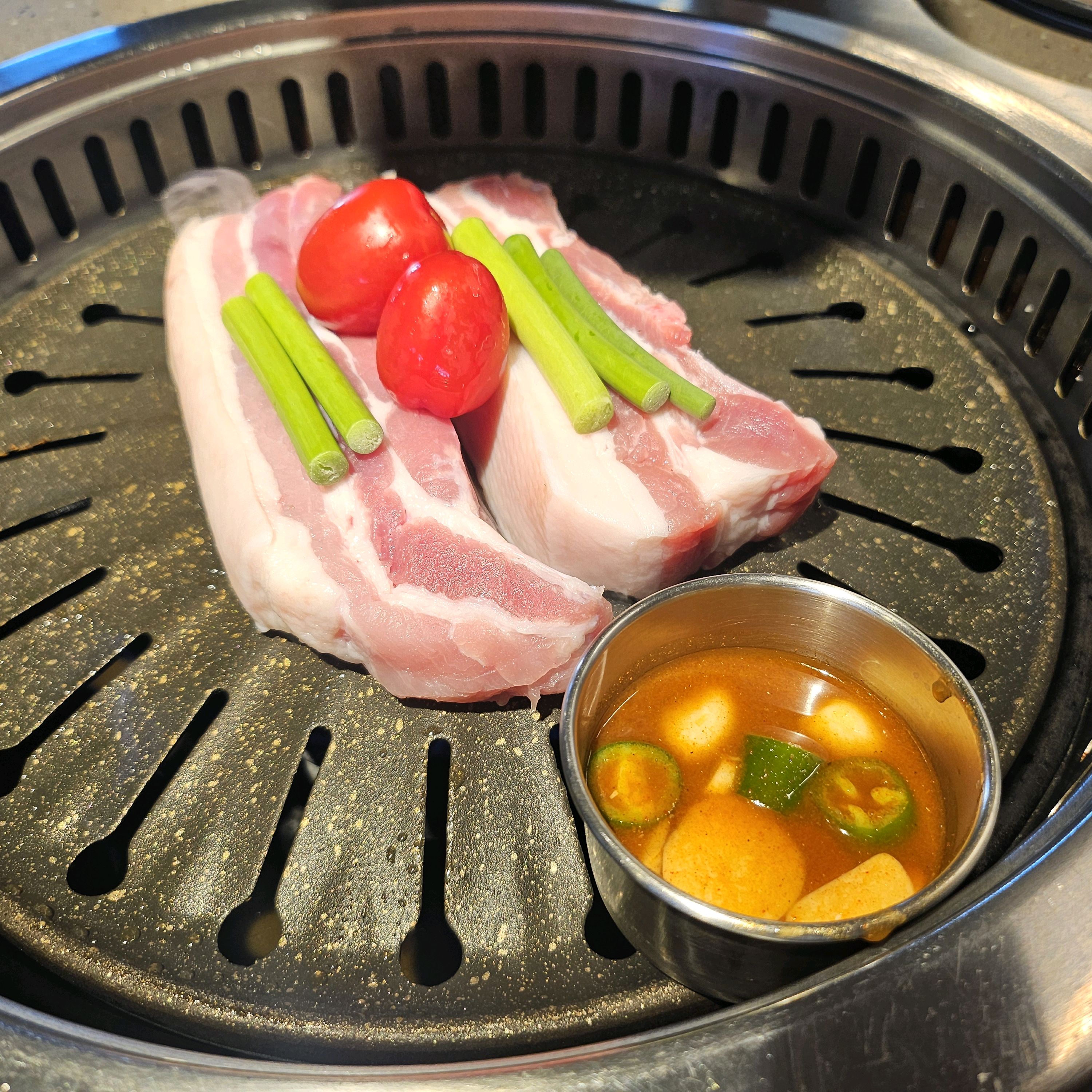 껍데기 진짜 쫀득하고 맛있었어요! 여행와서 살짝 피곤한 첫날인데 다 구워주셔서 편했어요! - 제주 맛집 오직흑돼지 제주공항본점