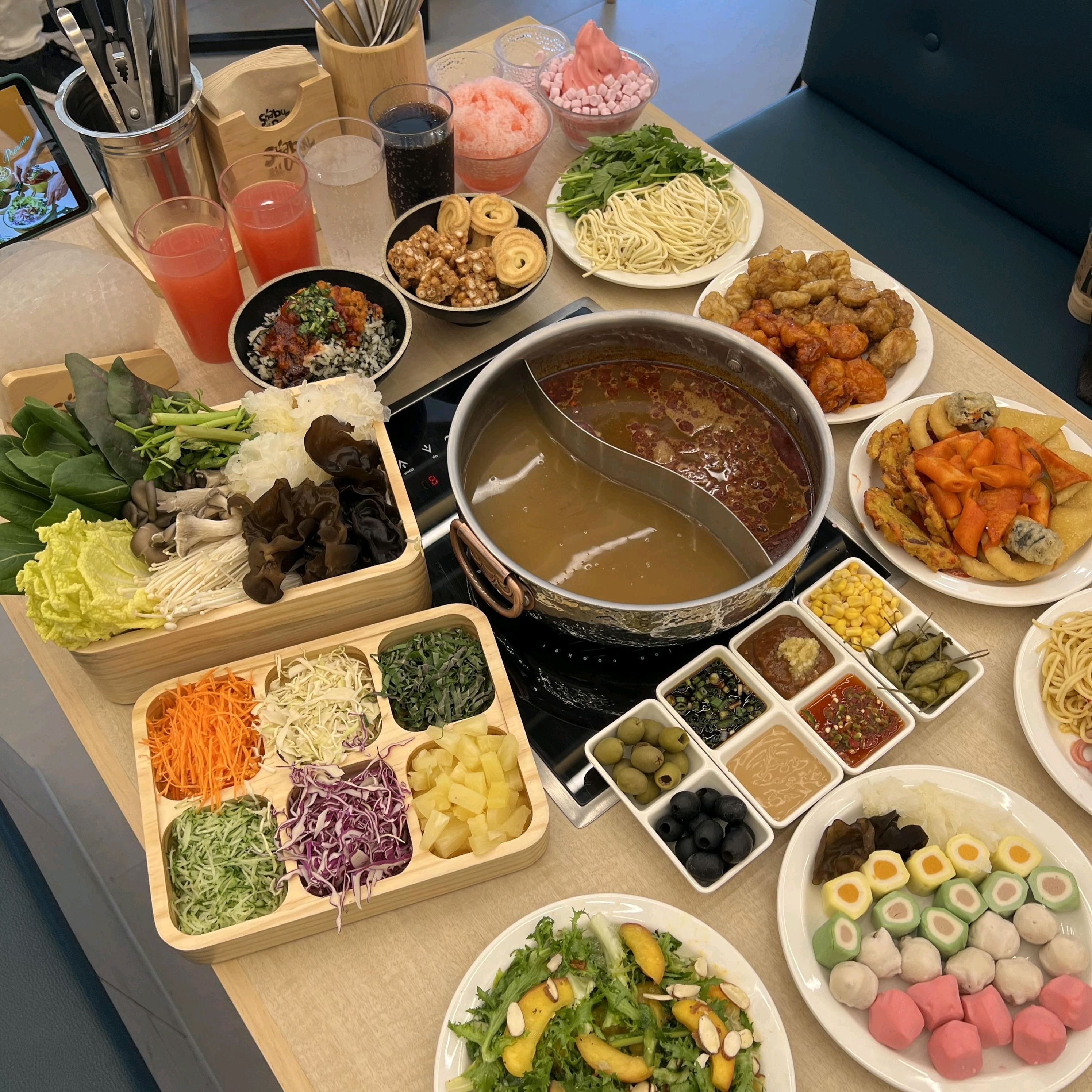 좋네요. 샤브 맛있고 특히 샐러드바 메뉴도 종류가 많아서 다양하게 즐길 수 있어요. 다음엔