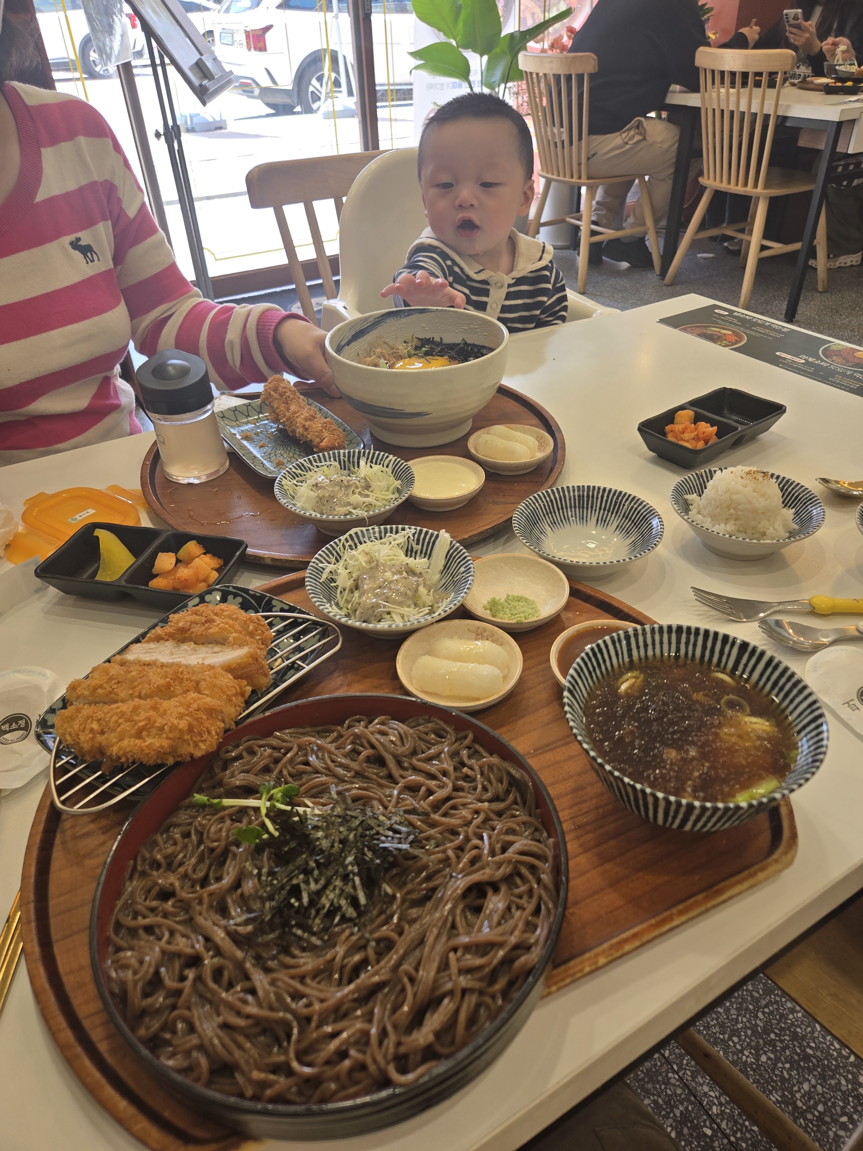 주차도 편하고 너무 맛있어용 ! 날이 따뜻해져서 소바 먹고싶어서 왔어요. 아기 식기랑 잘