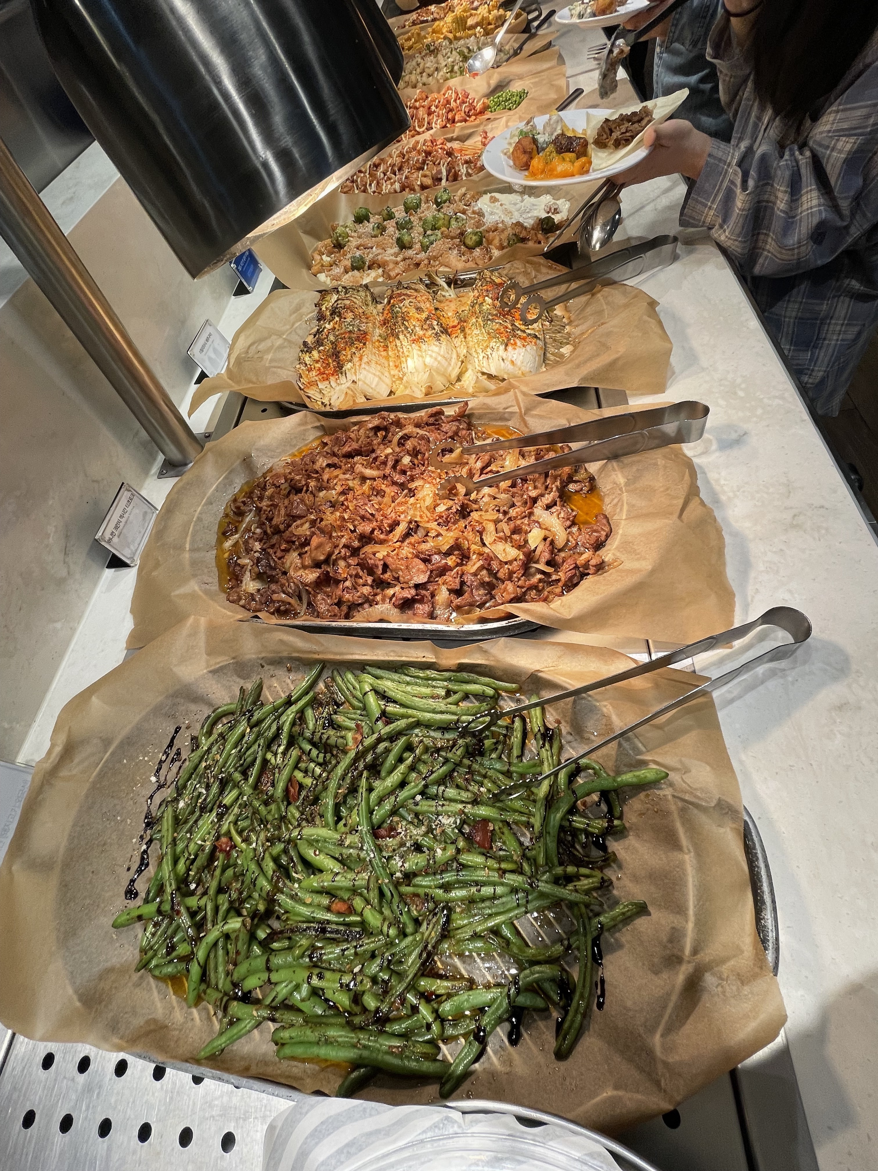전날에 네이버 예약 후 토요일 아전 11시에 방문했습니다. - 홍대입구 맛집 애슐리퀸즈 홍대점