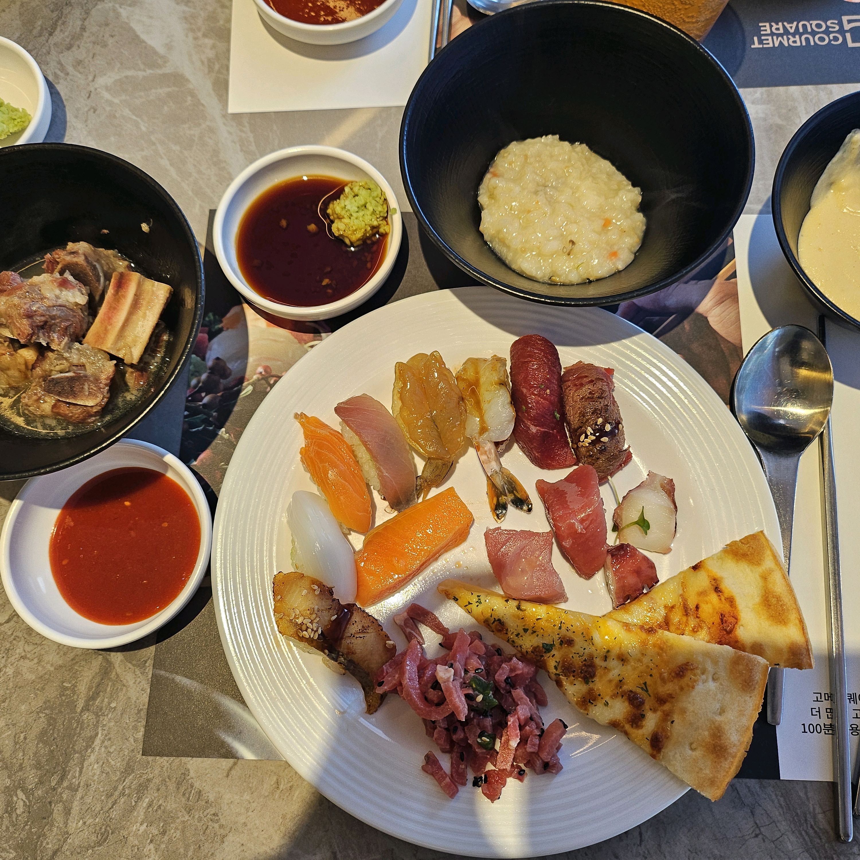 종류도 다양하고  맛잇는음식 과일 디저트 골고루 맛잇어요 - 청주 맛집 고메스퀘어 청주점