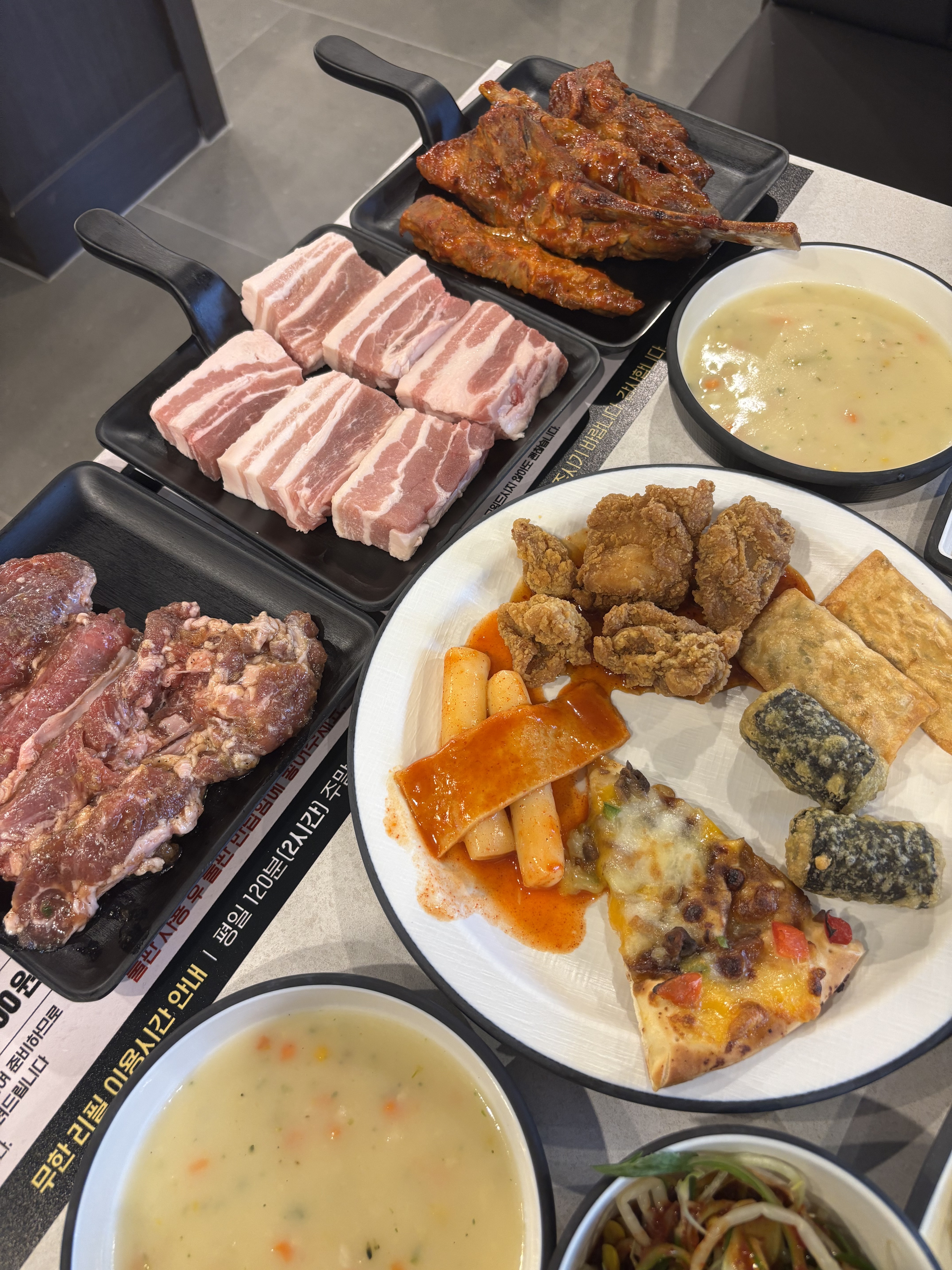 새로 생겼다고 해서 와봤는데 고기도 맛있고 음식 종류도 많아용ㅎㅎ 직원분들도 친절하세용!!