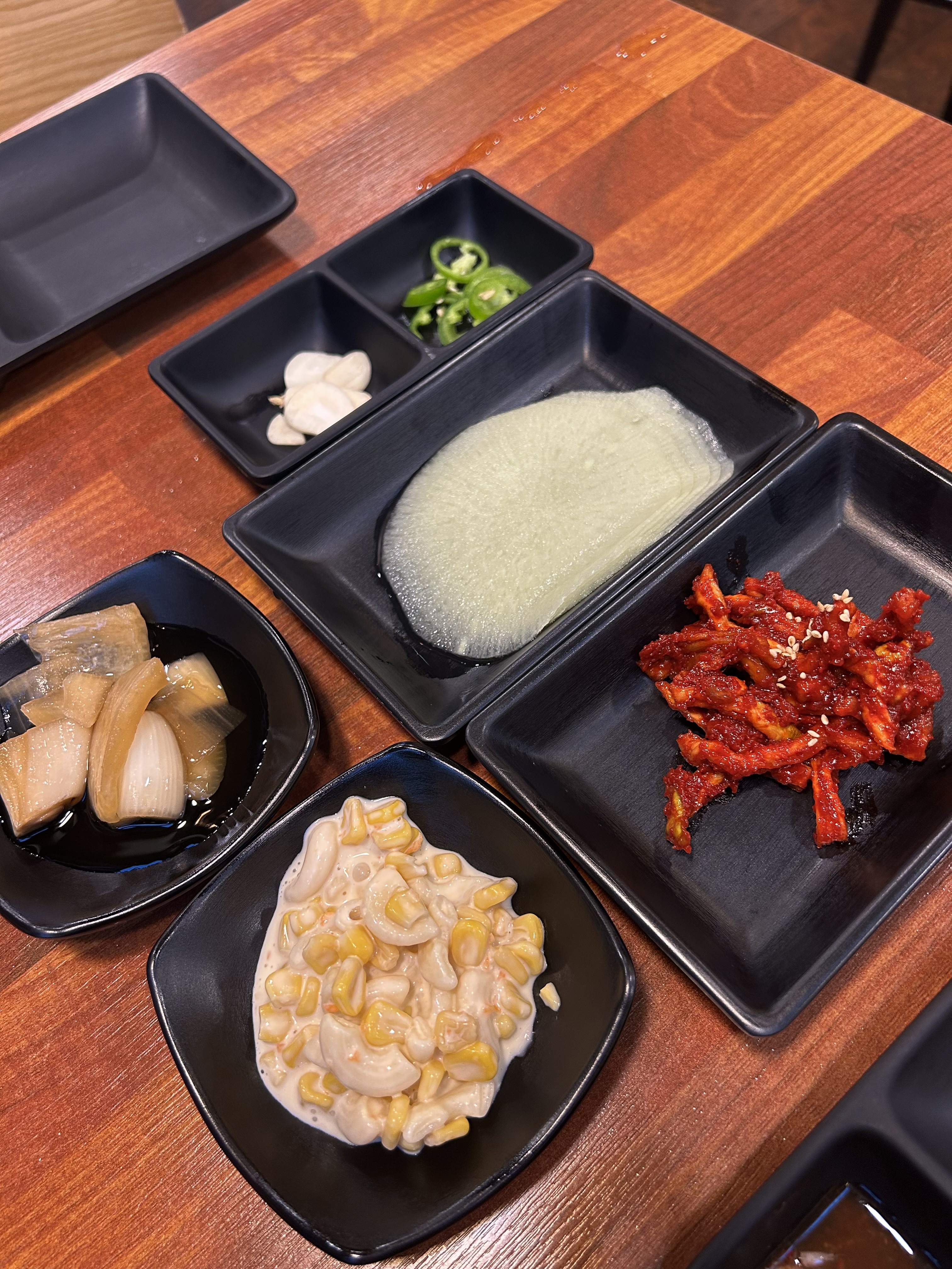 이른 시간에 방문했는데도 사람이 이미 엄청 많은게 정말 맛집이더라구요. 반찬도 다양하게 나