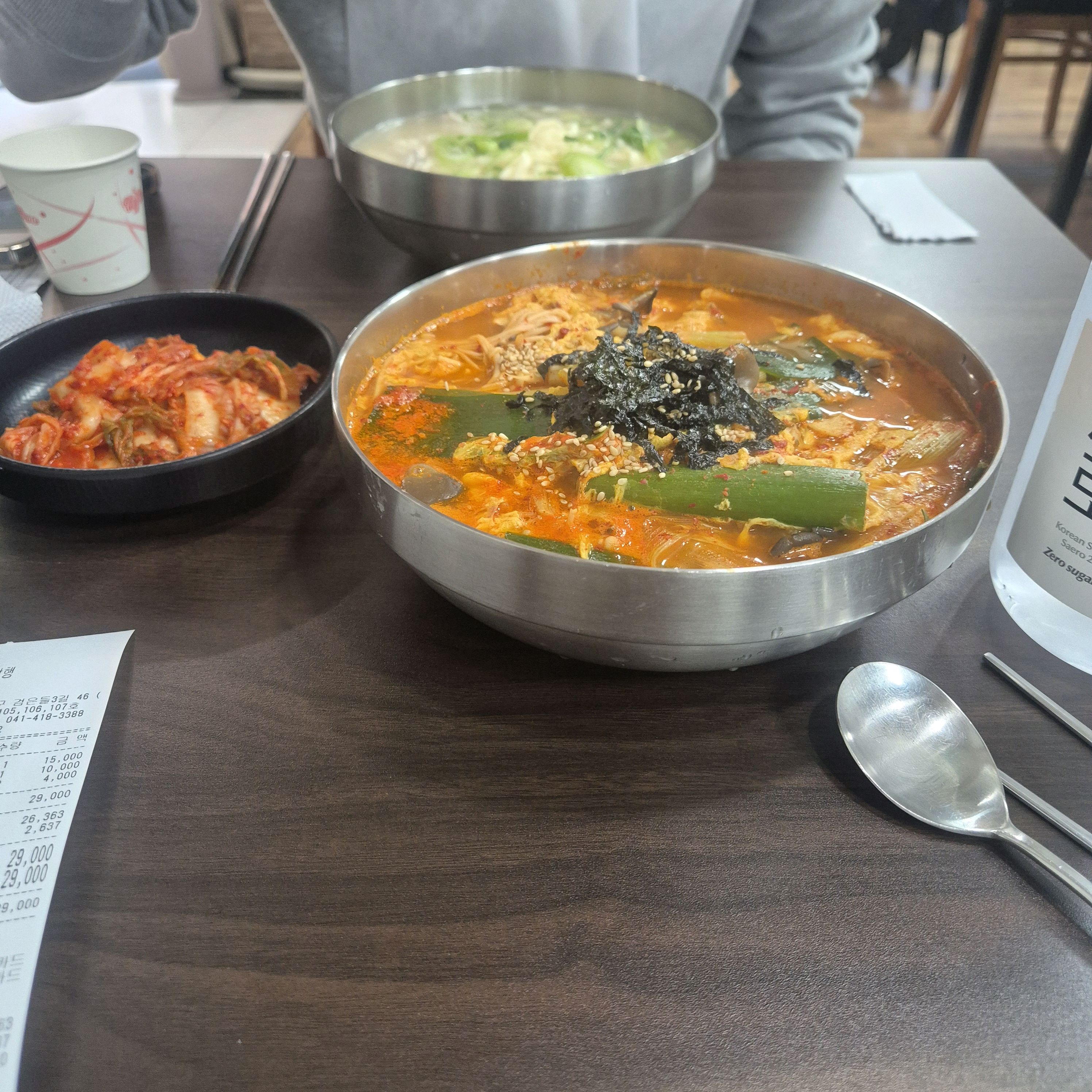 점심으로 가볍게 칼국수 먹으러 왔어요 조금 싱거운 것 같구 김치가 조금 매워요! 장칼국수는