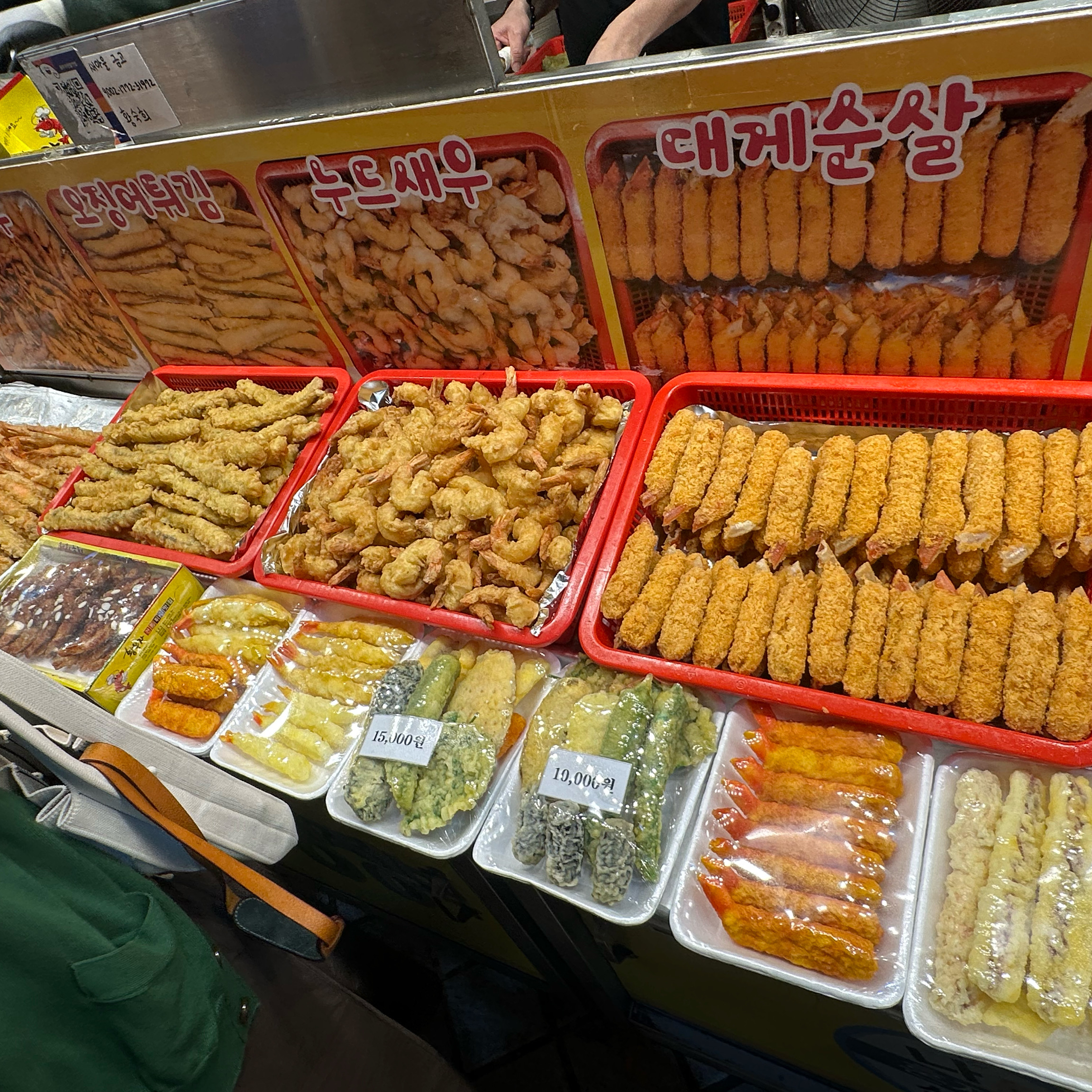 튀김이 완전 크고 실해요! 누룽지오징어순대 맛있고 추천받아 온 만큼 맛있을것같아요~~~ - 아바이마을 맛집 황부자튀김