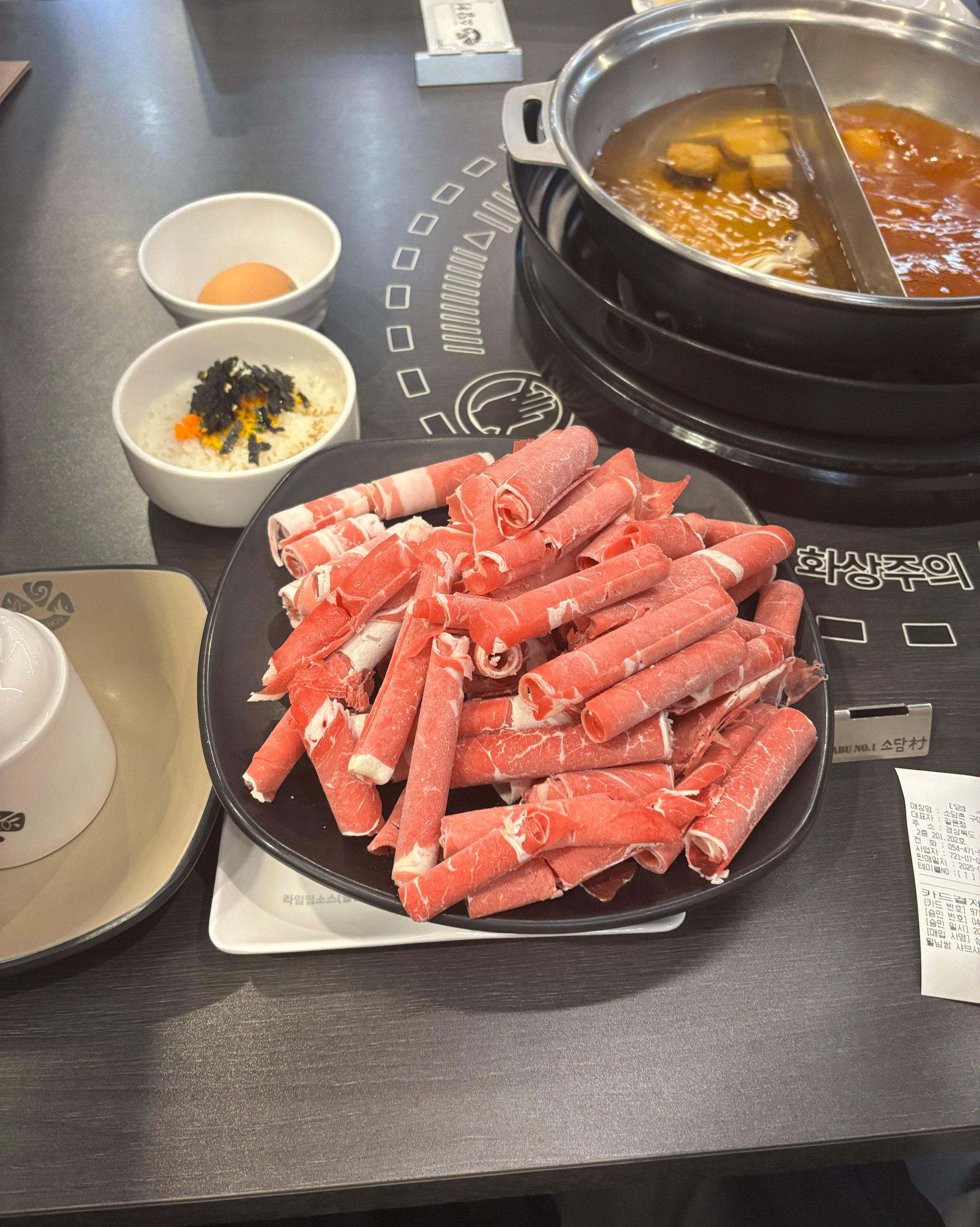야채가 신선하고 다양한 종류를 먹을 수 있어서 좋습니다. 고기도 냄새없이 담백하고 특히