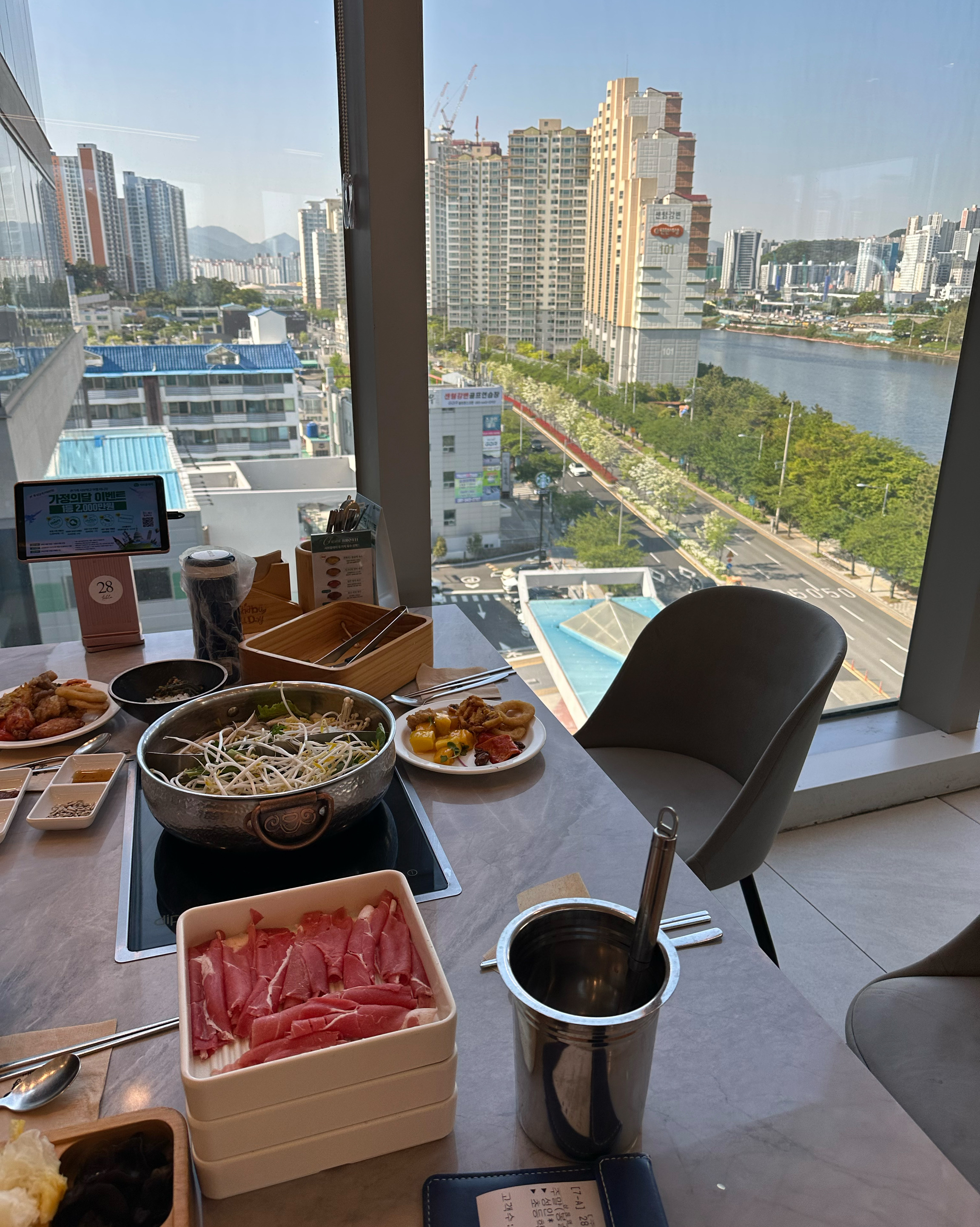 운좋게 예약없이 바로 입장했어요. 매장이 깨끗하고 직원친절하고 종류도 많고 야채도 신선하고