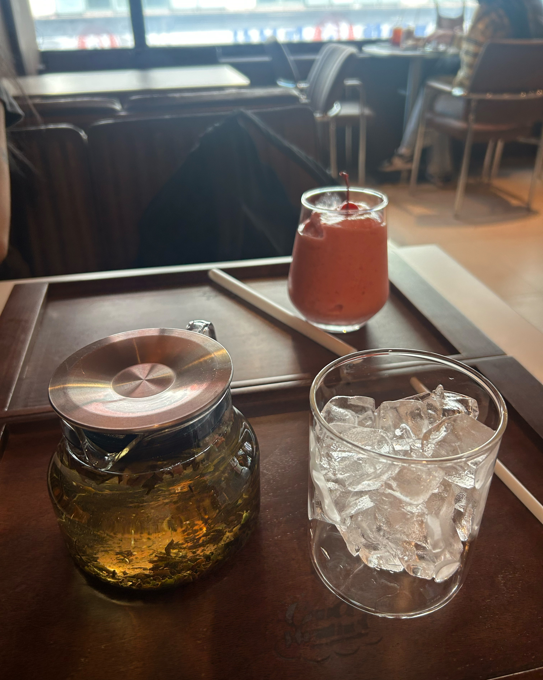 새로 생긴 곳이라 친구와 방문했는데 공간도 넓고 디저트도 맛있어보였어요! 차 종류 좋아해서