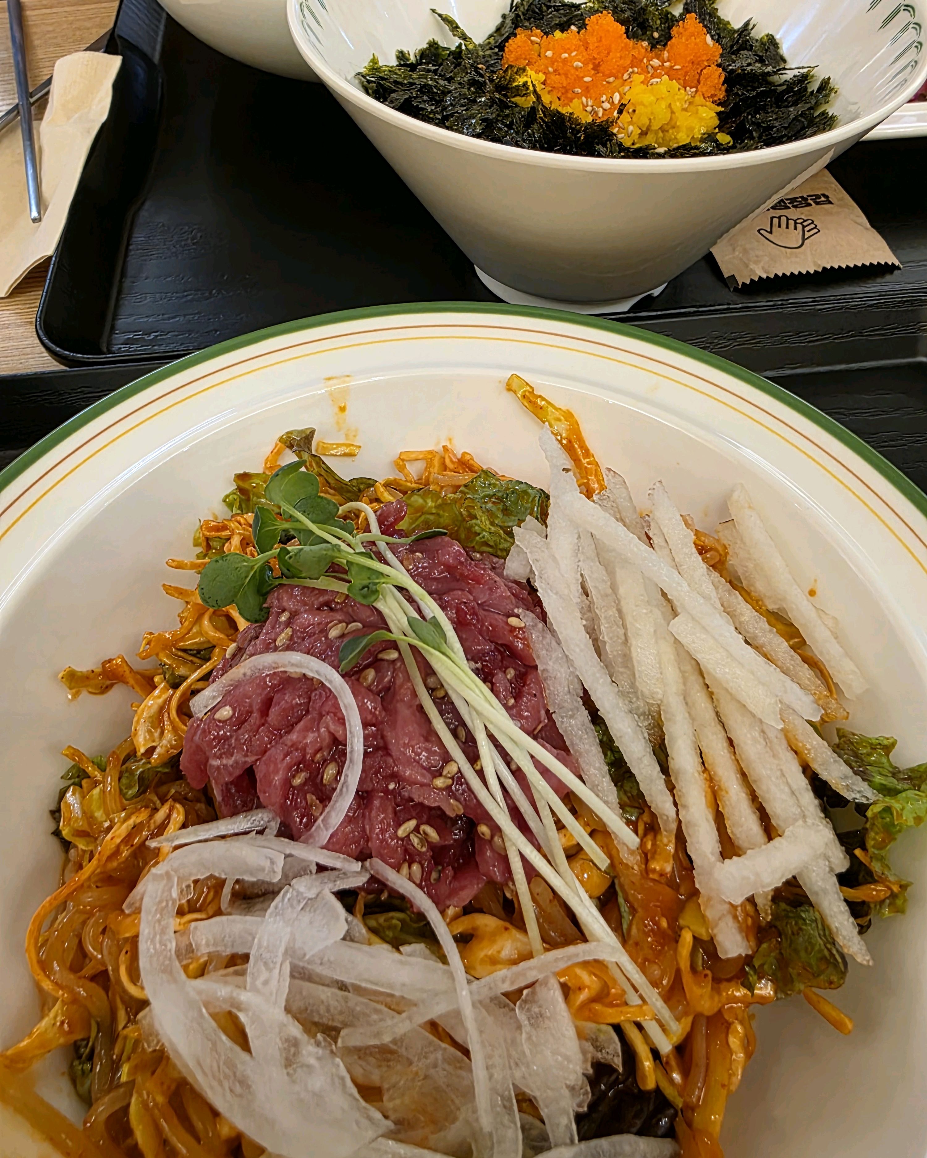 육회와 연어 그리고 초밥까지 한번에 맛볼 수 있는 집입니다 다이소 들렀다가 간단하게 맛있게