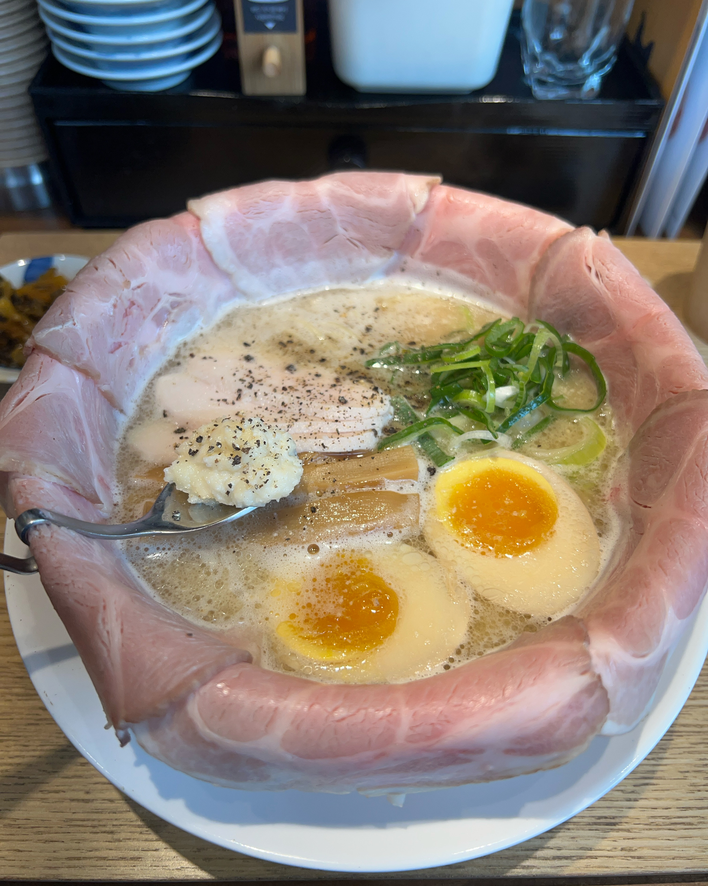 일본이 가고싶어지는 인테리어와 맛이네요! 차슈가 그릇에 가득차있어서 육안상이나 미각적으로나